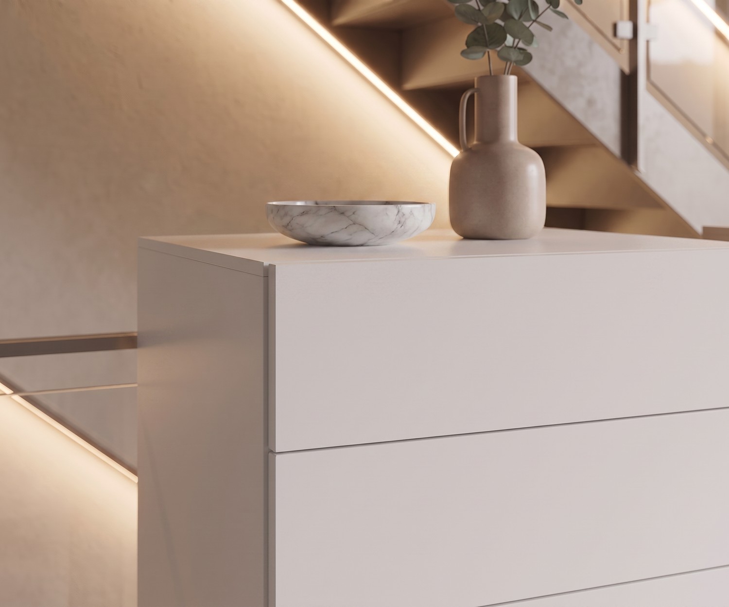 Commode haute Easy par Novamobili dans un couloir. Chiffonnier blanc moderne à 6 tiroirs sans poignées près d'un escalier.