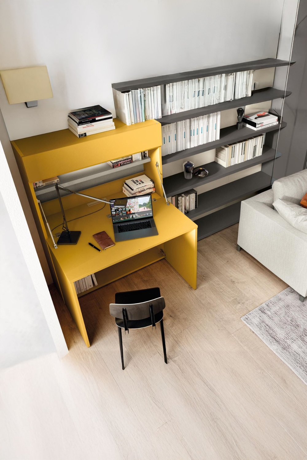 highboard-jaune-avec-bureau-int&eacute;gr&eacute;-&agrave;-c&ocirc;t&eacute;-d-une-&eacute;tag&egrave;re-grise-et-d-un-canap&eacute;-blanc
