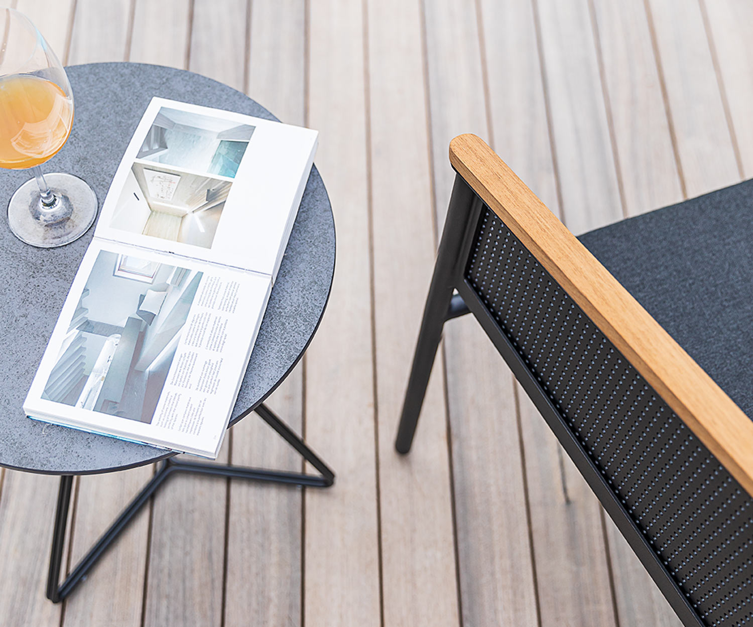 Fauteuil de jardin moderne Oasiq Riad sur terrasse en détail l'accoudoir en teck Fauteuil de jardin moderne Oasiq Riad sur terrasse en détail l'accoudoir en teck
