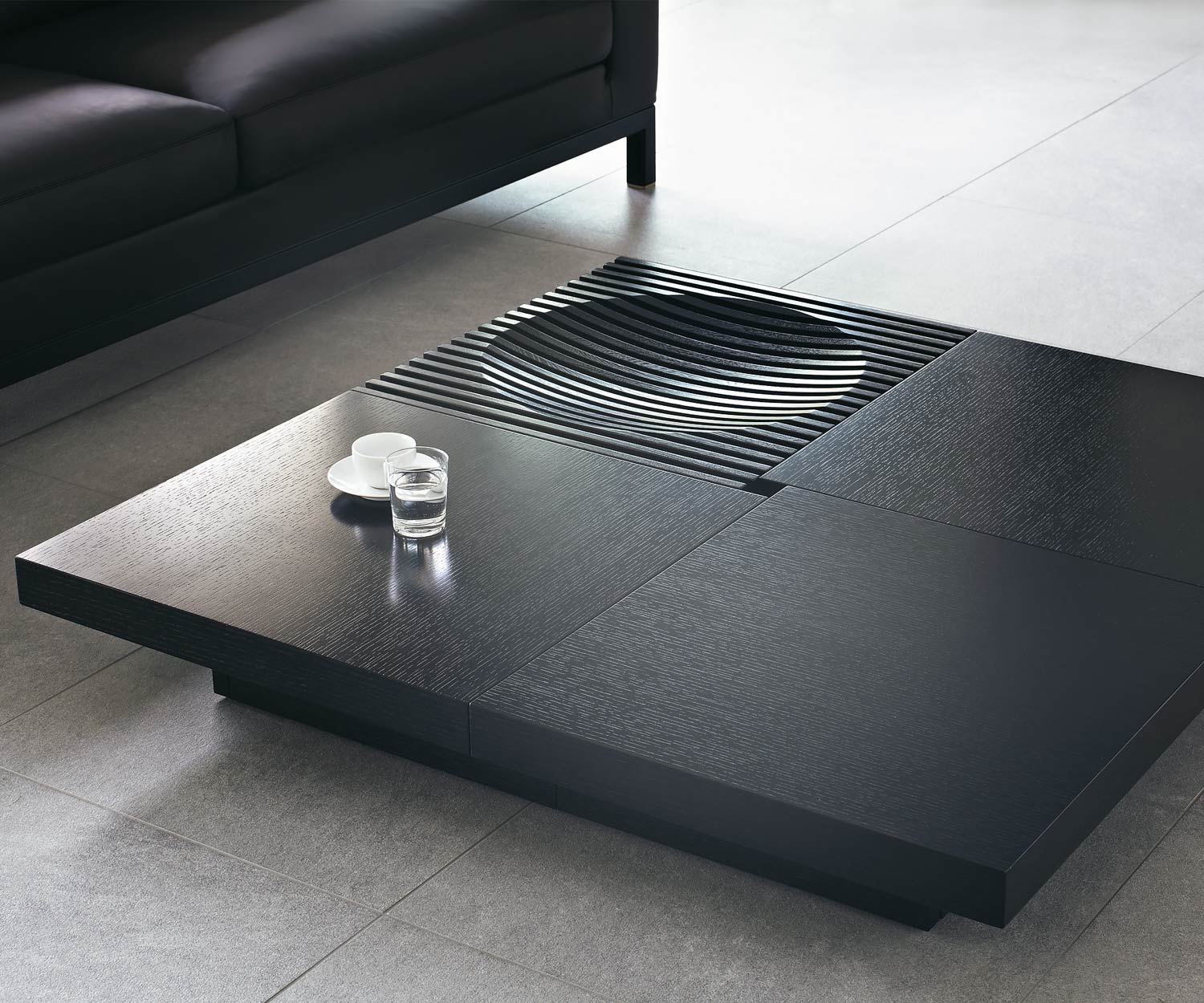 Table d'appoint de haute qualité Conde House Barringer Design en noyer ou noyer  Table d'appoint de haute qualité Conde House Barringer Design en noyer ou noyer