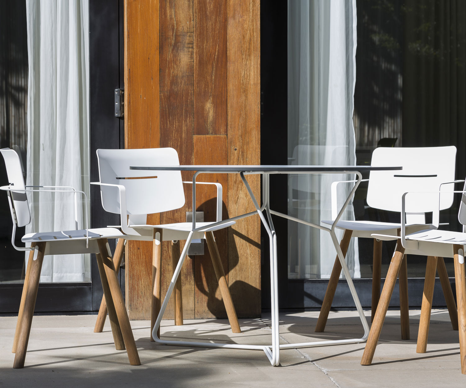 Haute qualité Oasiq Acier inoxydable Tables de jardin design de la série Serac en gris foncé