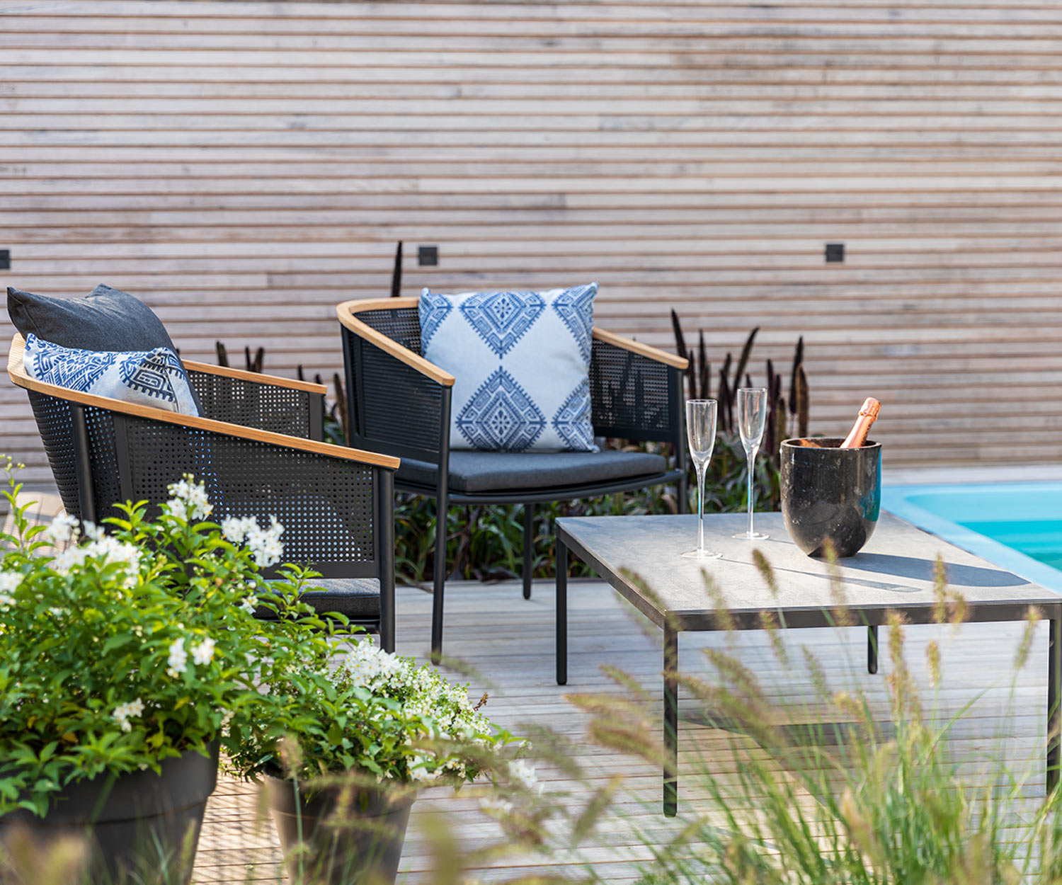 Fauteuil de jardin lounge Riad de Oasiq avec table d'appoint sur la terrasse au bord de la piscine Fauteuil de jardin lounge Riad de Oasiq avec table d'appoint sur la terrasse au bord de la piscine