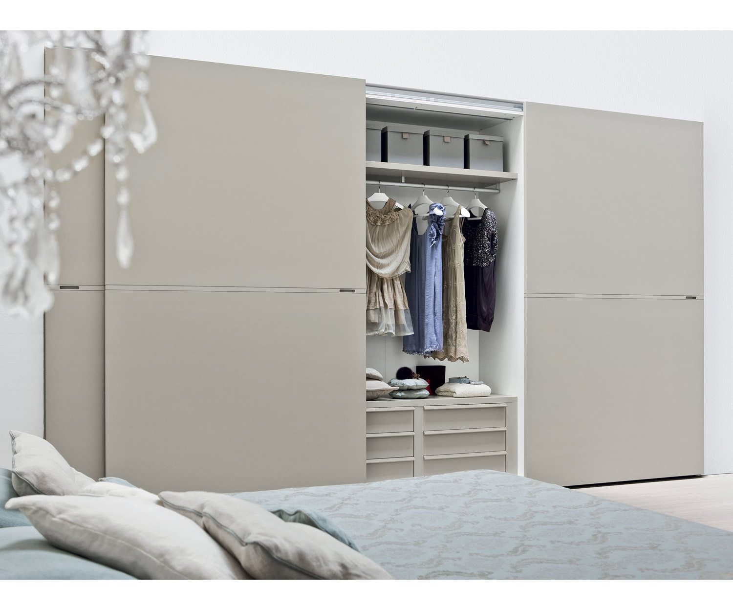 Designer Armoire Novamobili Middle Blanc mat avec porte coulissante ouverte Designer Armoire Novamobili Middle Blanc mat avec porte coulissante ouverte