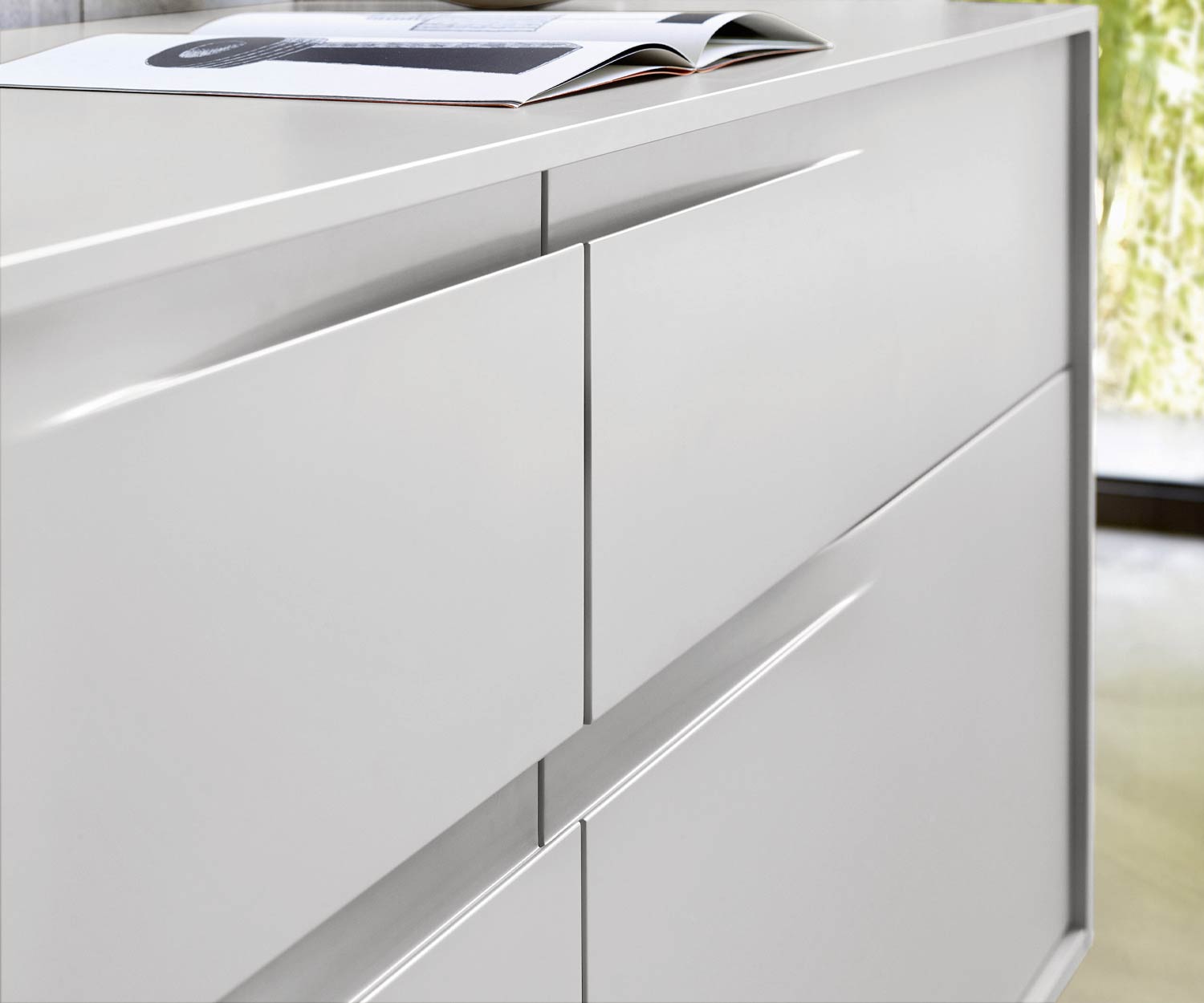 Armoire de chambre à coucher Vela gris clair Vela en détail Poignées encastrées Armoire de chambre à coucher Vela gris clair Vela en détail Poignées encastrées