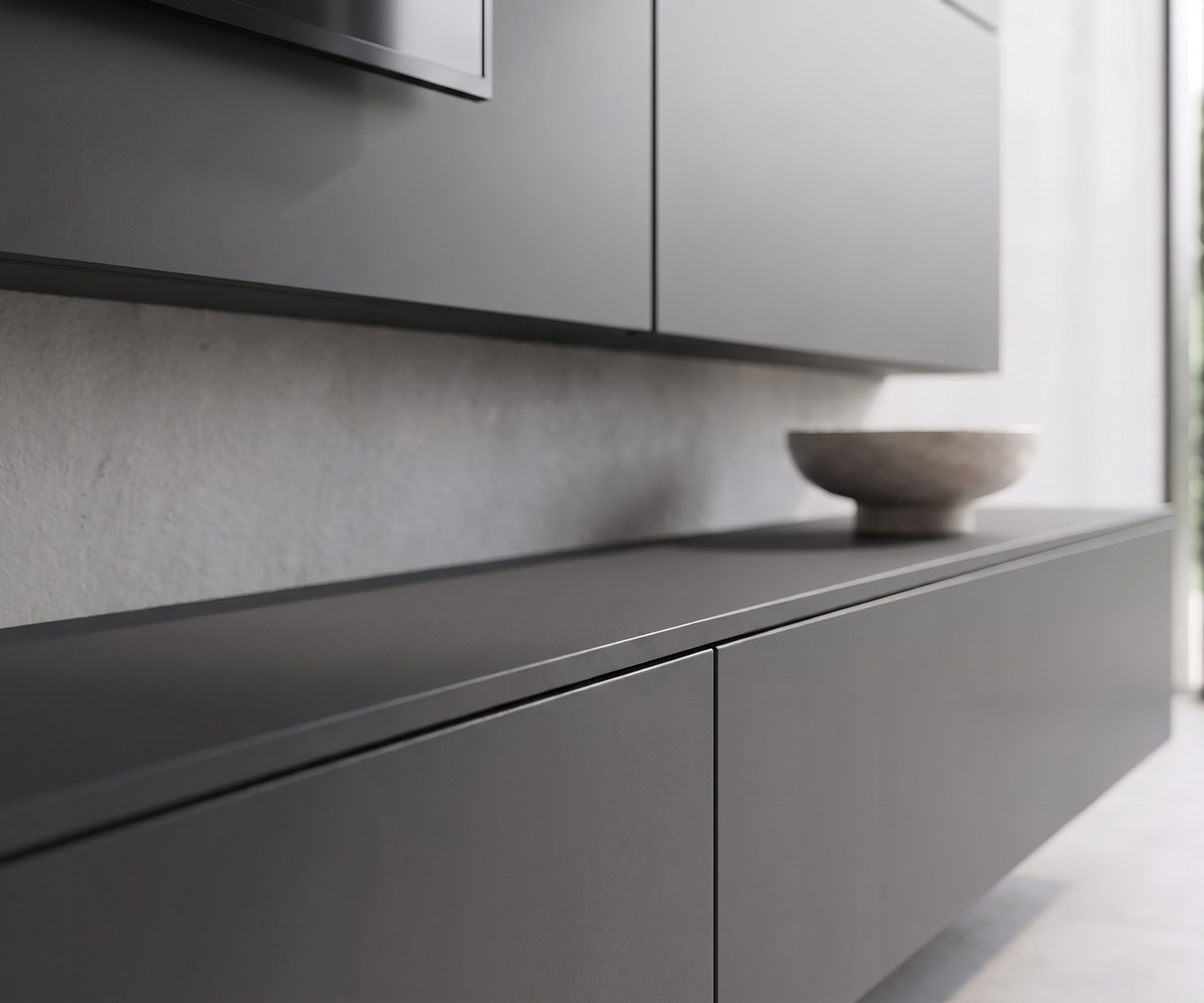 Ensemble mural TV Livitalia C102: meuble bas suspendu en gris foncé mat pour un salon au design moderne.