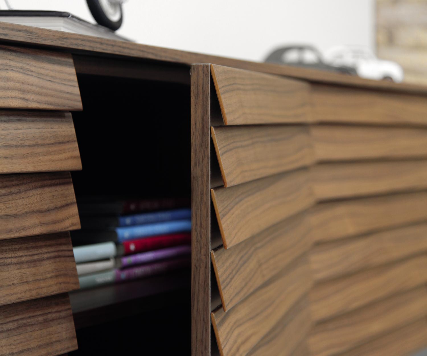 Haute qualité Punt Sussex Sideboard porte ouverte lamelles façade noyer Haute qualité Punt Sussex Sideboard porte ouverte lamelles façade noyer