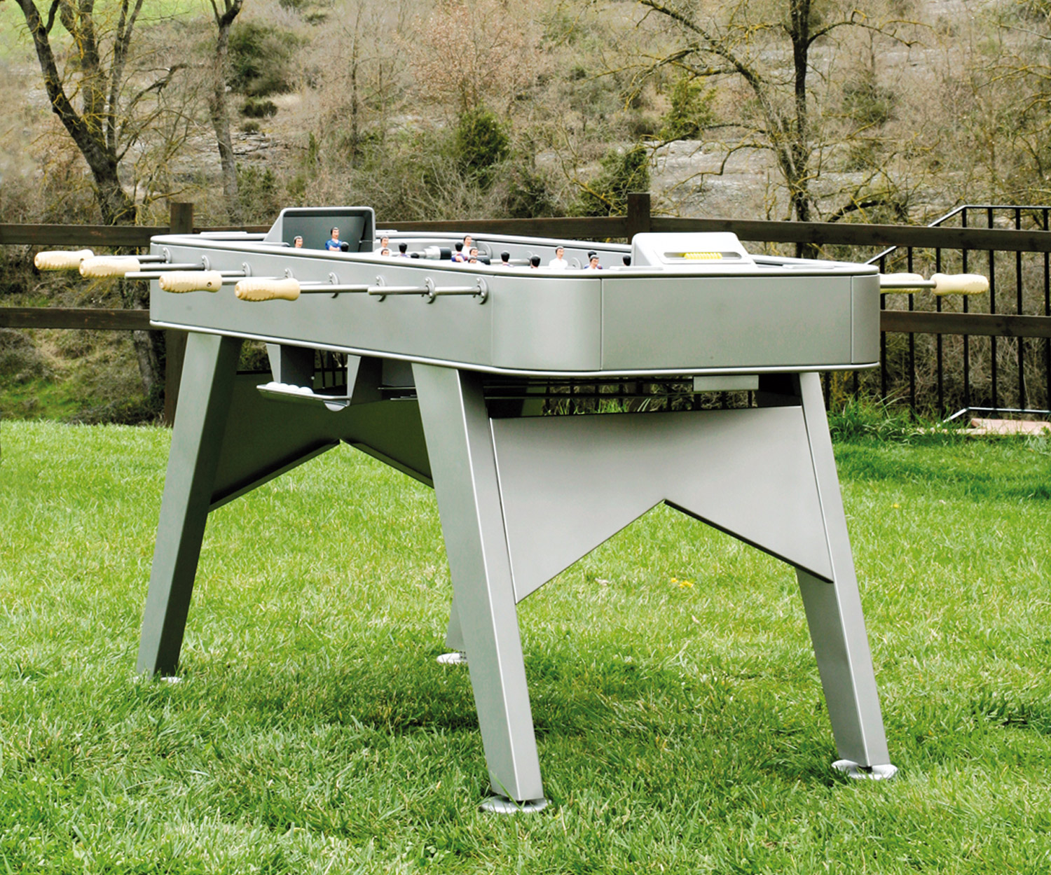 Baby-foot design de RS Barcelona dans le jardin sur une pelouse Baby-foot design de RS Barcelona dans le jardin sur une pelouse