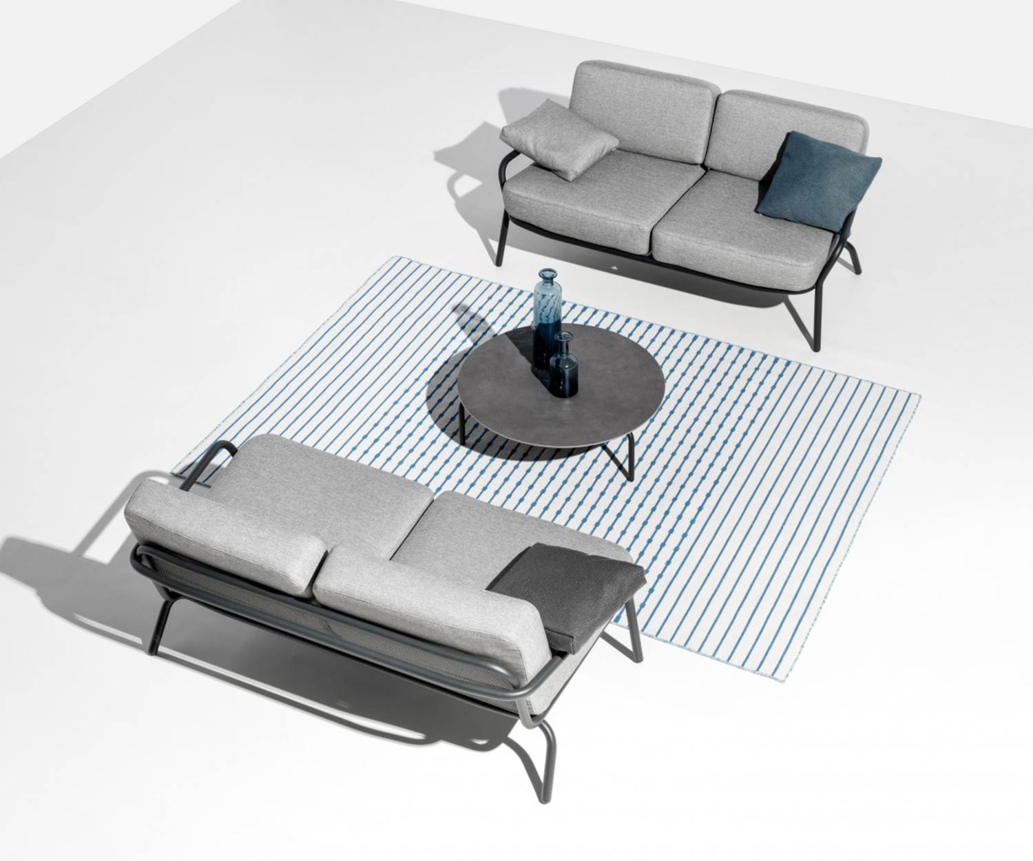 Deux Todus Starling Design Lounge Sofas se font face avec une table basse Deux Todus Starling Design Lounge Sofas se font face avec une table basse
