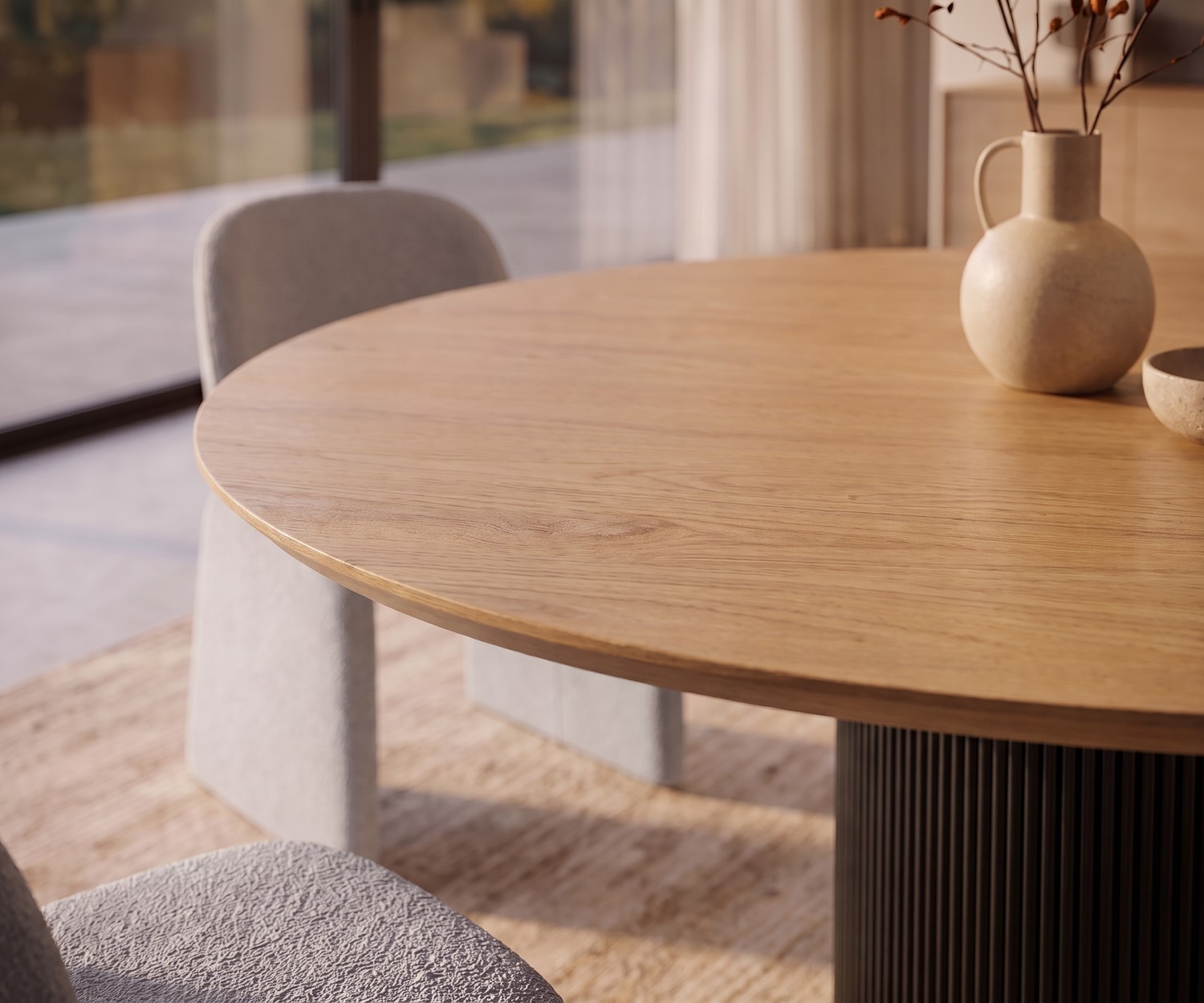 Table à manger ronde al2 dakry br 001 en bois pour salle à manger moderne, avec piètement cannelé et chaises rembourrées.