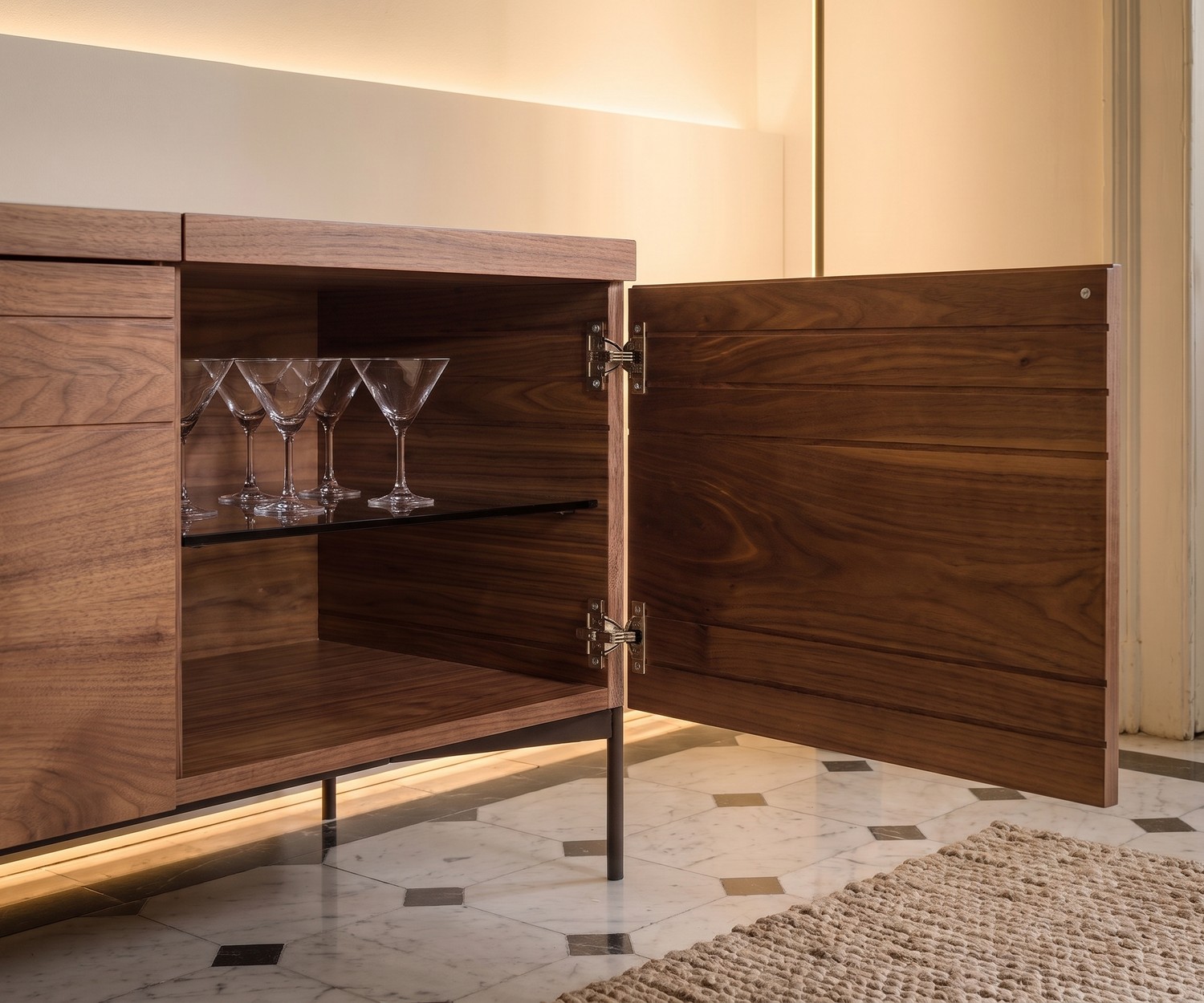 Buffet design en noyer al2 o-rizon 003 Buffet design al2 o-rizon 003 en noyer avec porte ouverte dévoilant des verres sur étagère en verre pour salon chic