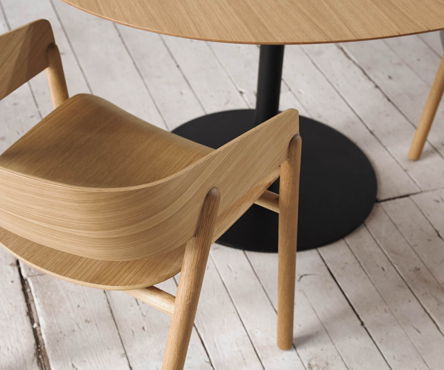 Chaise en bois massif de haute qualité Punt Chaise en bois massif design Mava avec dossier rond Chaise en bois massif de haute qualité Punt Chaise en bois massif design Mava avec dossier rond