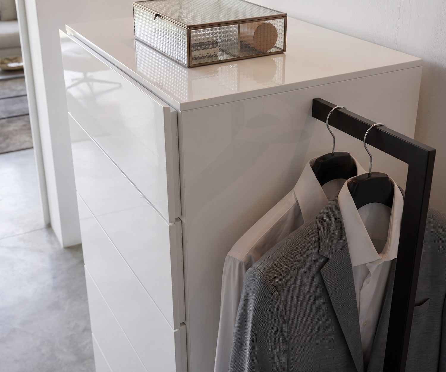 Chiffonnier blanc laqué Novamobili Easy 6 avec penderie Chiffonnier pour chambre : Novamobili Easy 6 blanc laqué avec portant à vêtements et tringle intégrée sur le côté.
