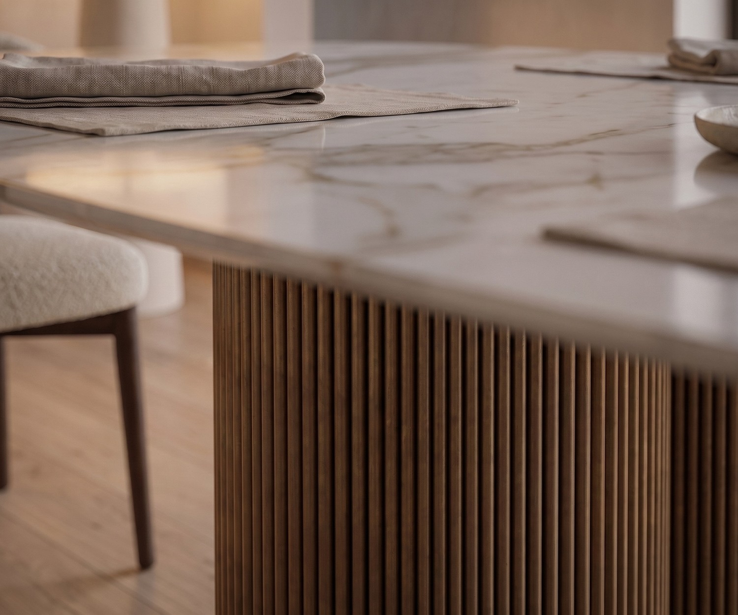 Table de repas al2 dakry b 001 avec piètement cannelé Table de repas al2 dakry b 001 pour salle à manger, plateau céramique effet marbre et piètement cannelé en bois.