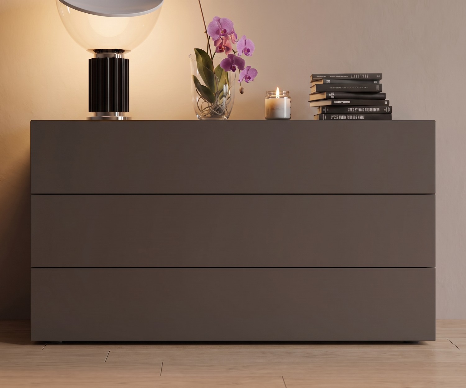 Commode à 3 tiroirs Easy par Novamobili Commode de chambre Easy à 3 tiroirs en gris foncé mat, design italien minimaliste avec lampe et orchidée.