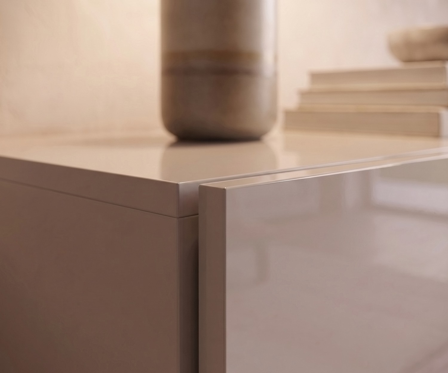 Commode suspendue Novamobili Easy sable brillant Commode suspendue Novamobili Easy en sable brillant pour la chambre, vue détaillée de la façade sans poignée.