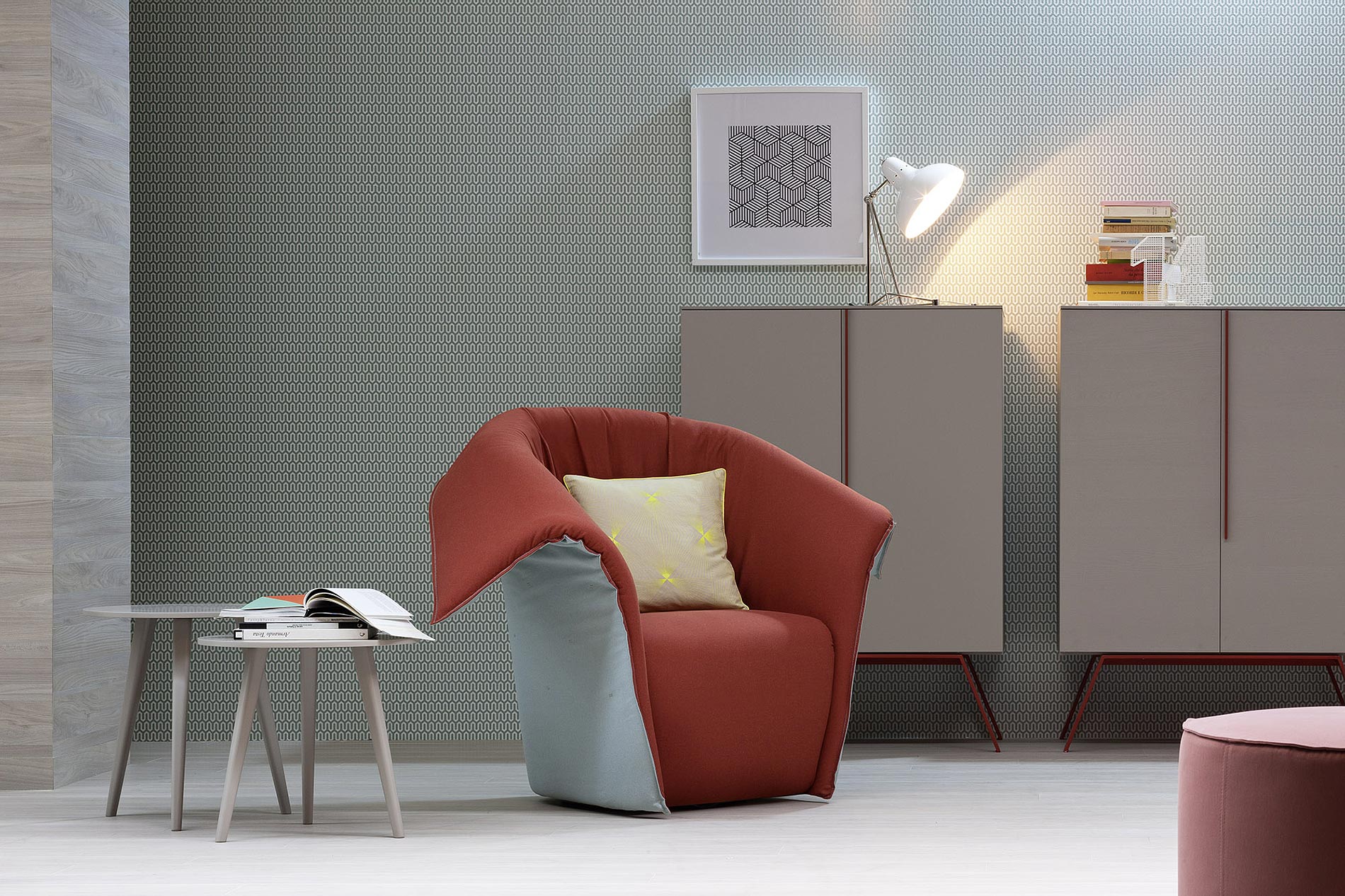 fauteuil design rouge avec oreilles de lapin