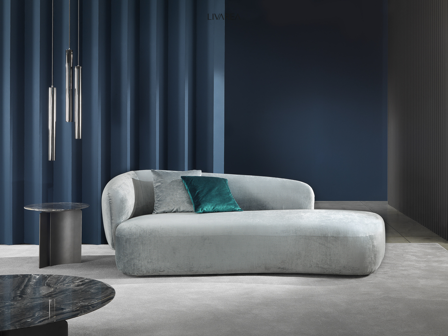Elégant canapé recamière recouvert de velours au design arrondi combiné avec une table d'appoint ronde en marbre Elégant canapé recamière recouvert de velours au design arrondi combiné avec une table d'appoint ronde en marbre