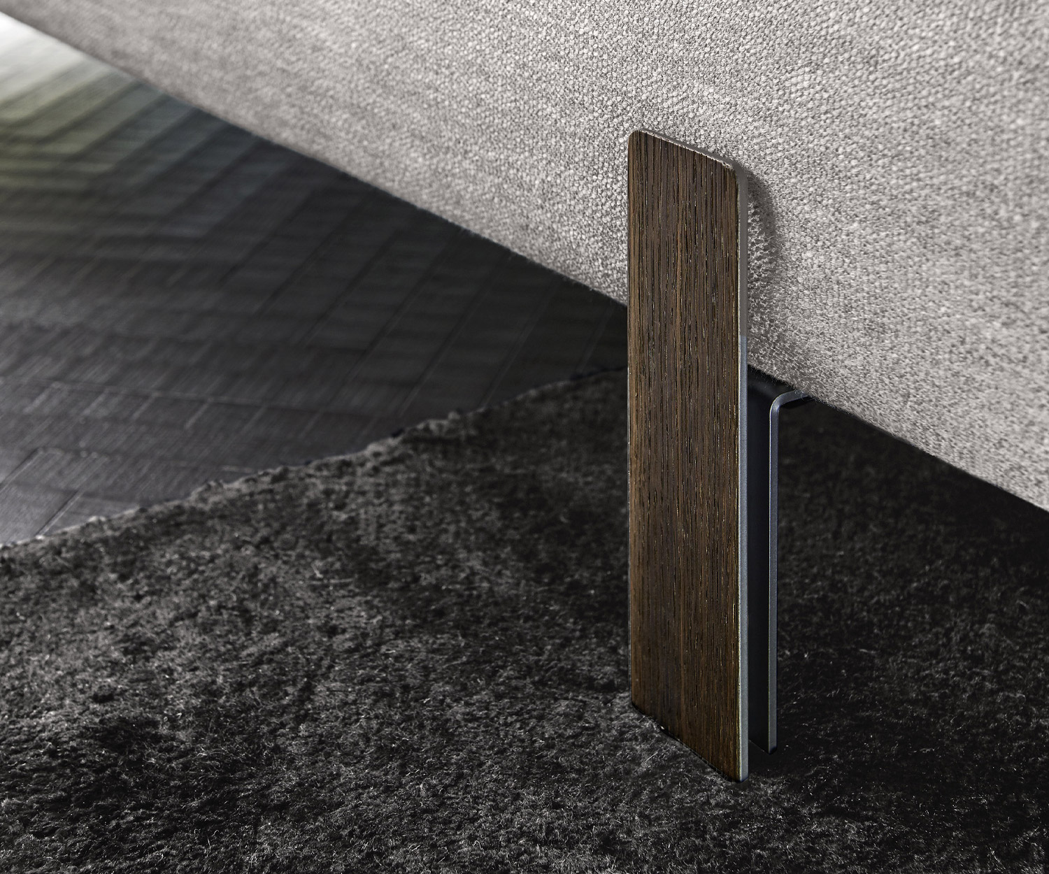 Détail des pieds métalliques du lit Decor Livitalia Détail des pieds métalliques du lit Decor Livitalia