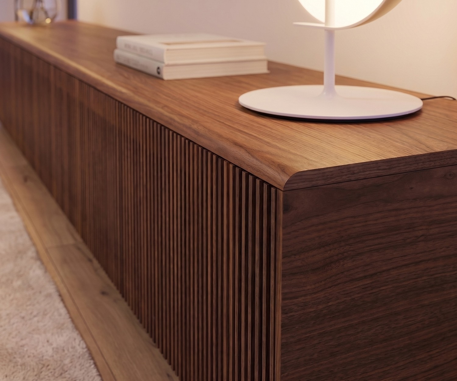 Meuble TV lowboard Punt Malmö en noyer avec façade à tasseaux de bois verticaux pour salon design.
