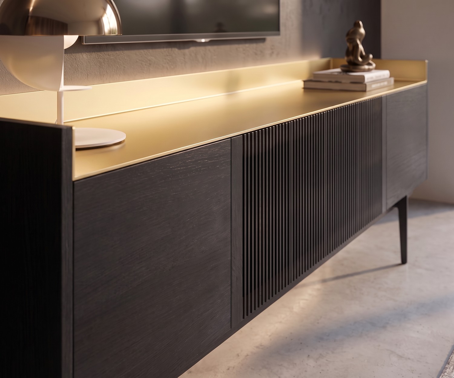 Meuble TV Lowboard Punt Stockholm avec plateau doré Meuble TV lowboard Punt Stockholm en bois sombre et plateau en aluminium doré dans un salon moderne.