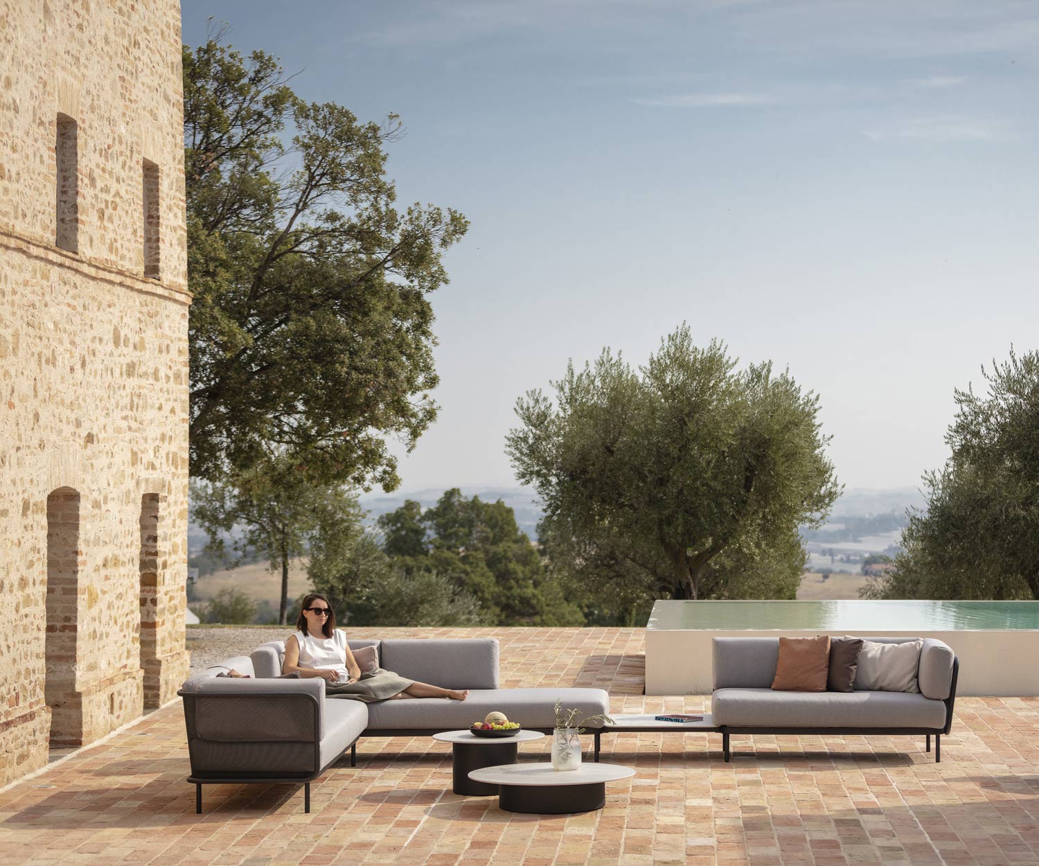 Un style de vie méditerranéen avec le canapé de jardin design Todus Baza sur la terrasse Un style de vie méditerranéen avec le canapé de jardin design Todus Baza sur la terrasse