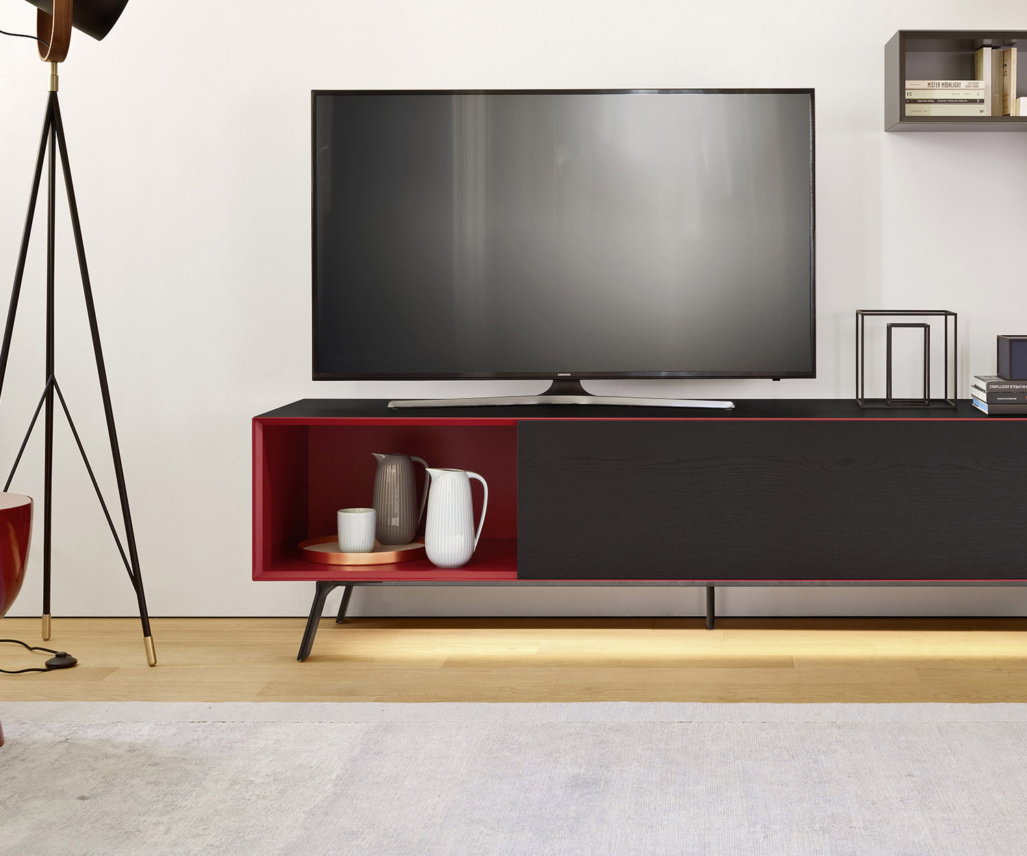 Designer Design Lowboard Minimal de Livitalia avec boîte ouverte Coins coupés en onglet Designer Design Lowboard Minimal de Livitalia avec boîte ouverte Coins coupés en onglet