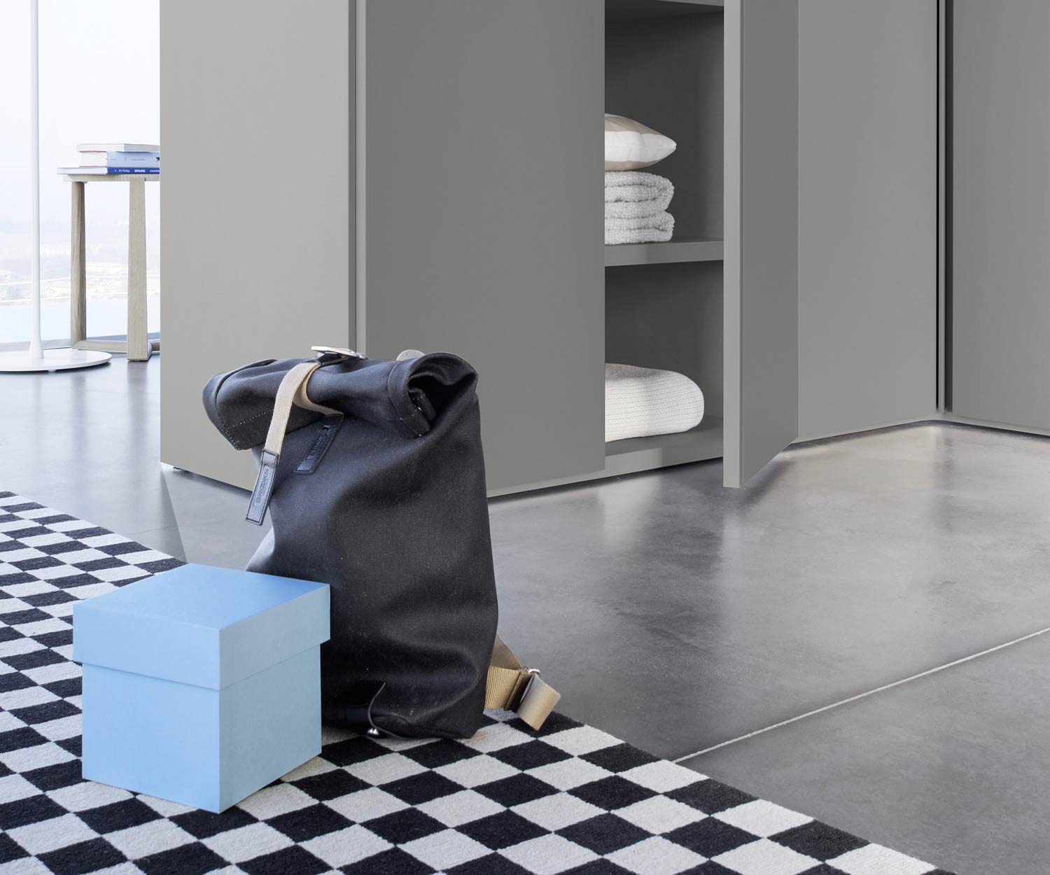 Livitalia Armoire design de haute qualité Sinua en détail porte battante ouverte Livitalia Armoire design de haute qualité Sinua en détail porte battante ouverte