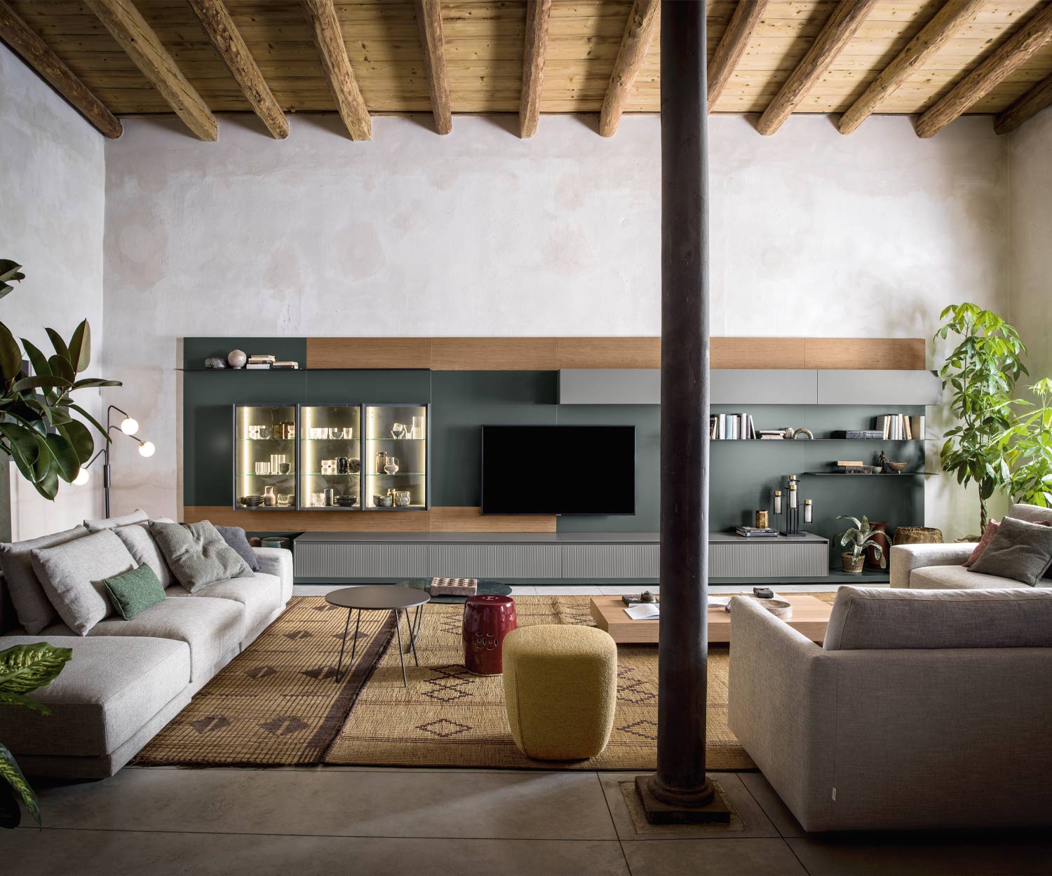 Canapé Designer Table basse Novamobili Orbis entre deux groupes de canapés Canapé Designer Table basse Novamobili Orbis entre deux groupes de canapés