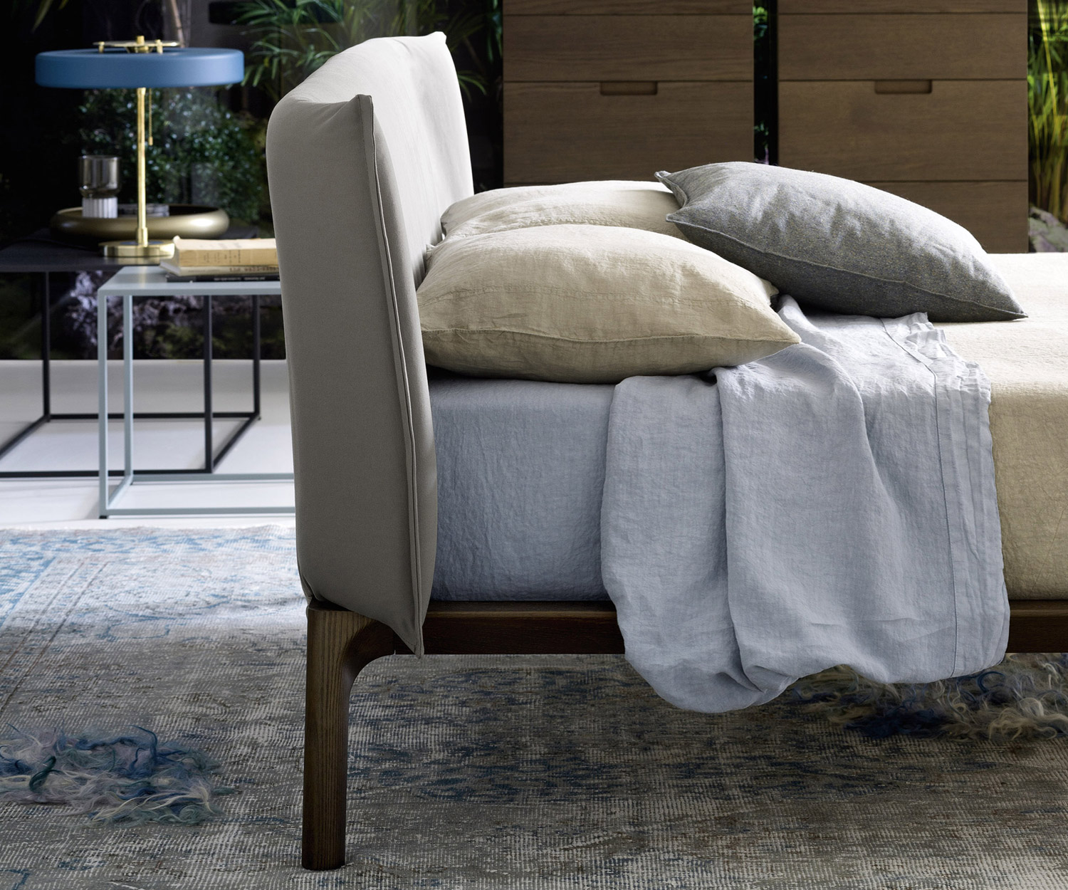 Design moderne Novamobili Lit Park avec tête de lit rembourrée Design moderne Novamobili Lit Park avec tête de lit rembourrée