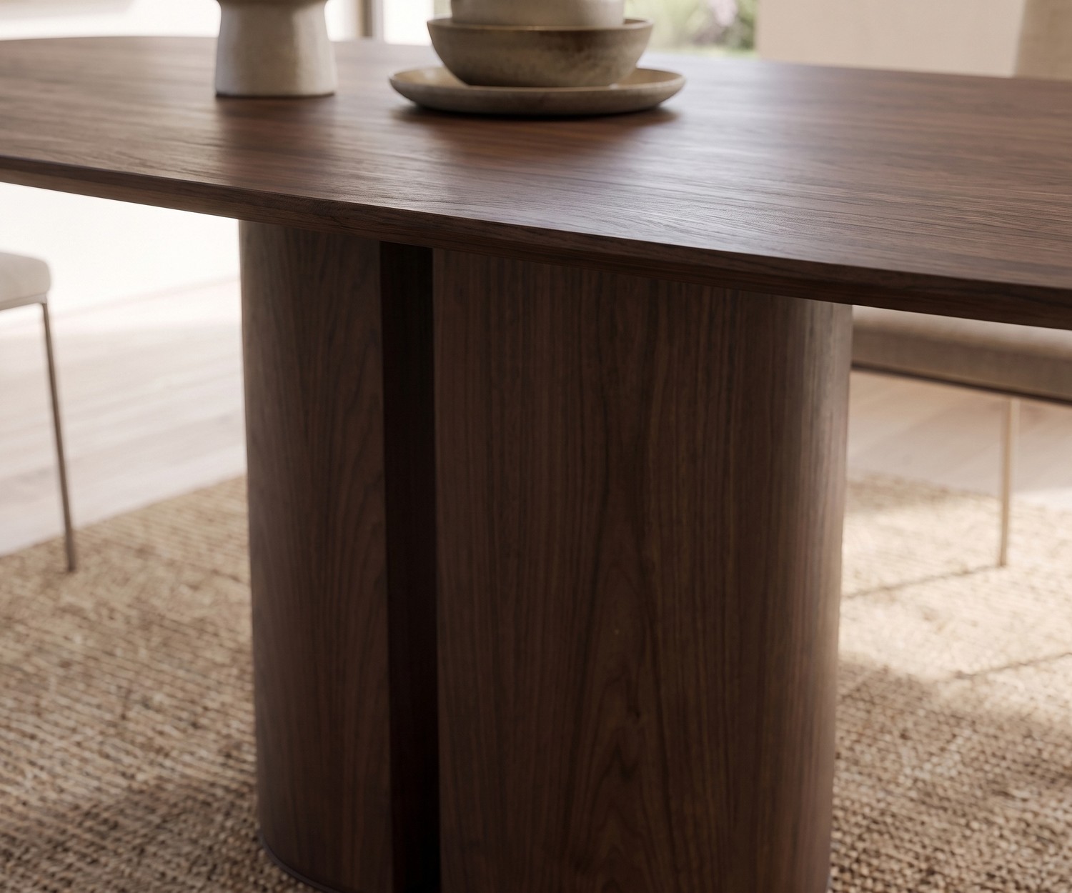 Table à manger al2 el-it c 001 avec piétement en bois Table à manger design al2 el-it c 001 en placage bois foncé avec piétement cylindrique dans une salle à manger.