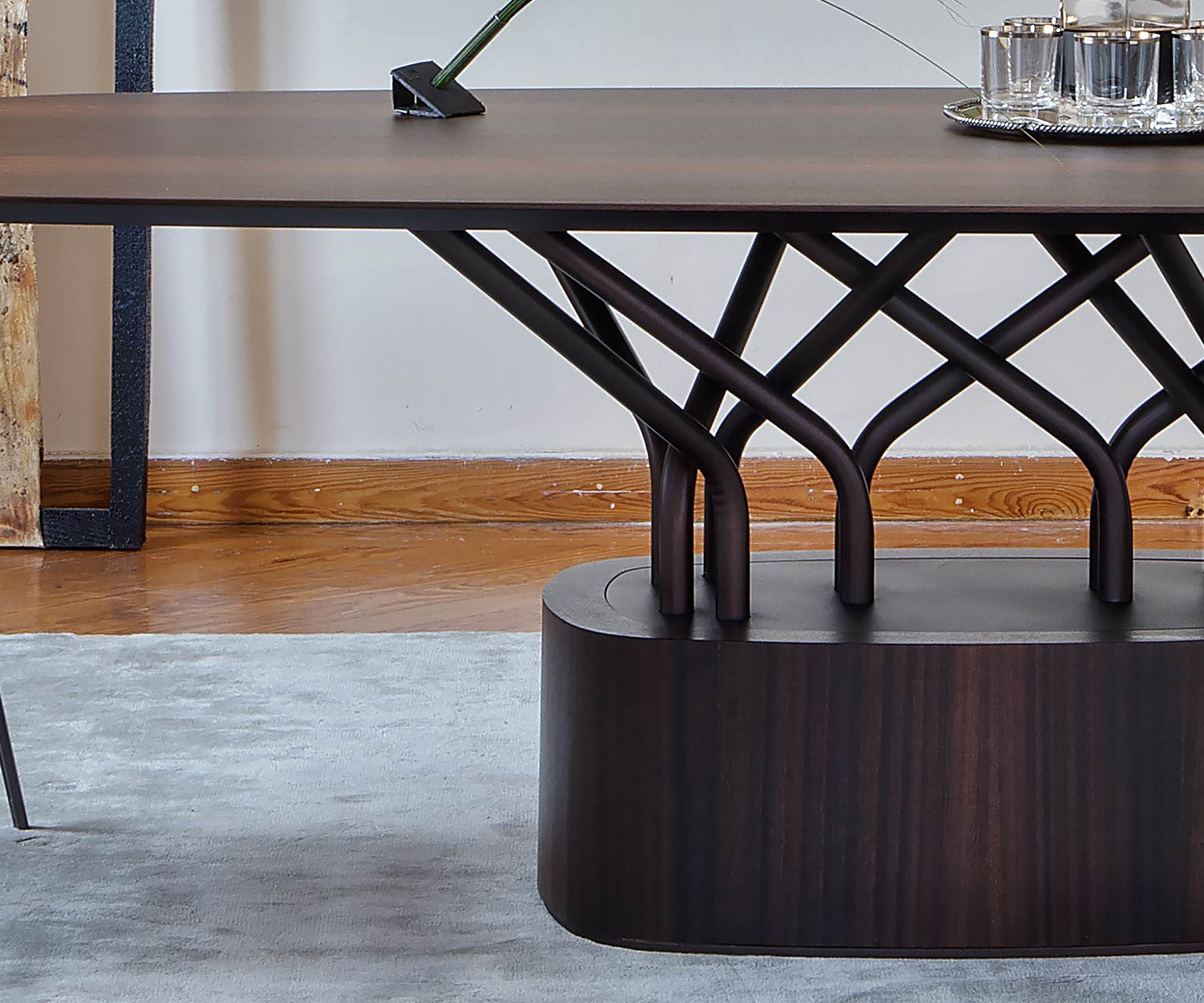Table de salle à manger design de haute qualité Détail du pied Entretoises Plateau de table ovale Table de salle à manger design de haute qualité Détail du pied Entretoises Plateau de table ovale