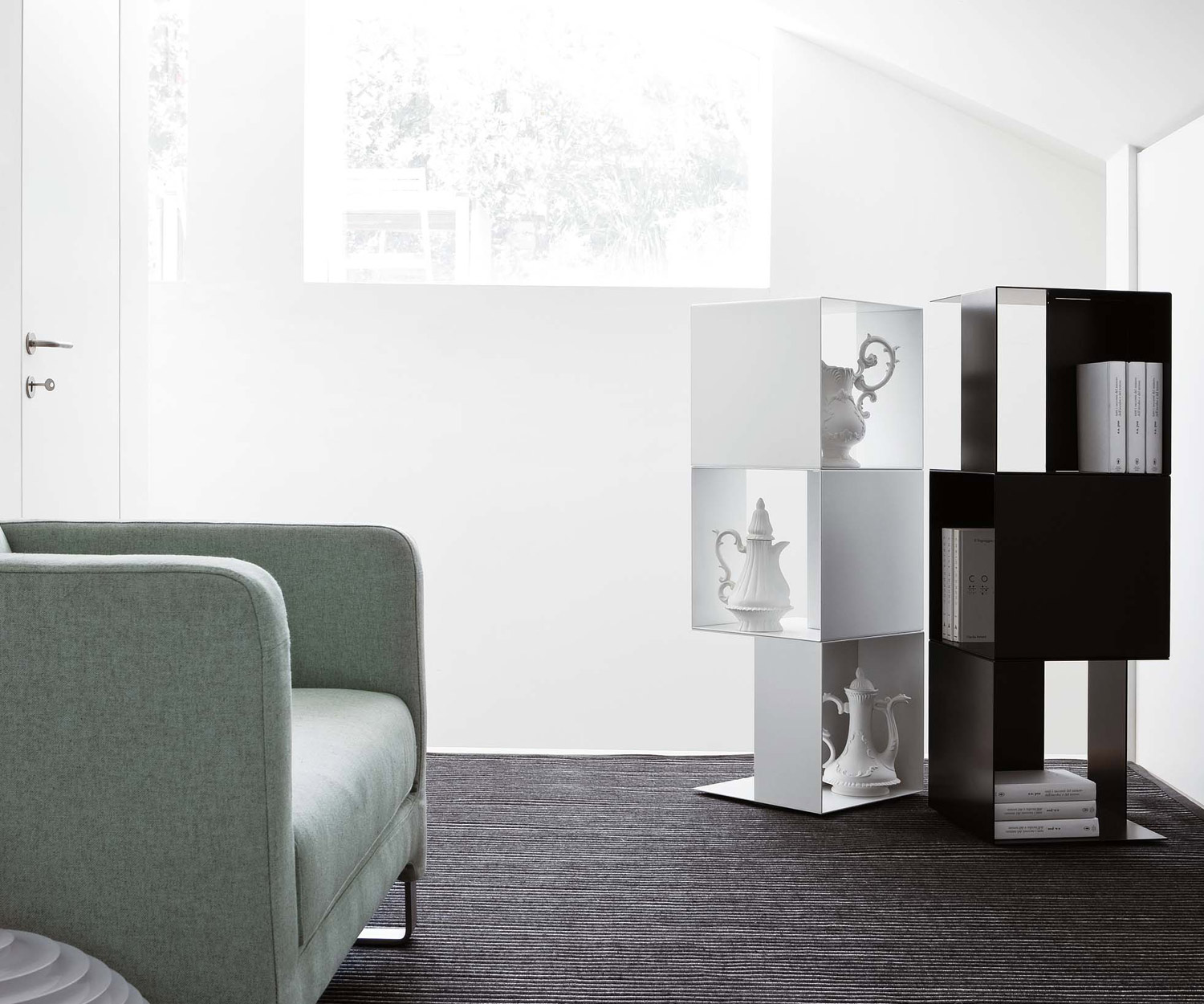 Novamobili Étagère sur pied Freebook blanc noir dans le showroom Novamobili Étagère sur pied Freebook blanc noir dans le showroom