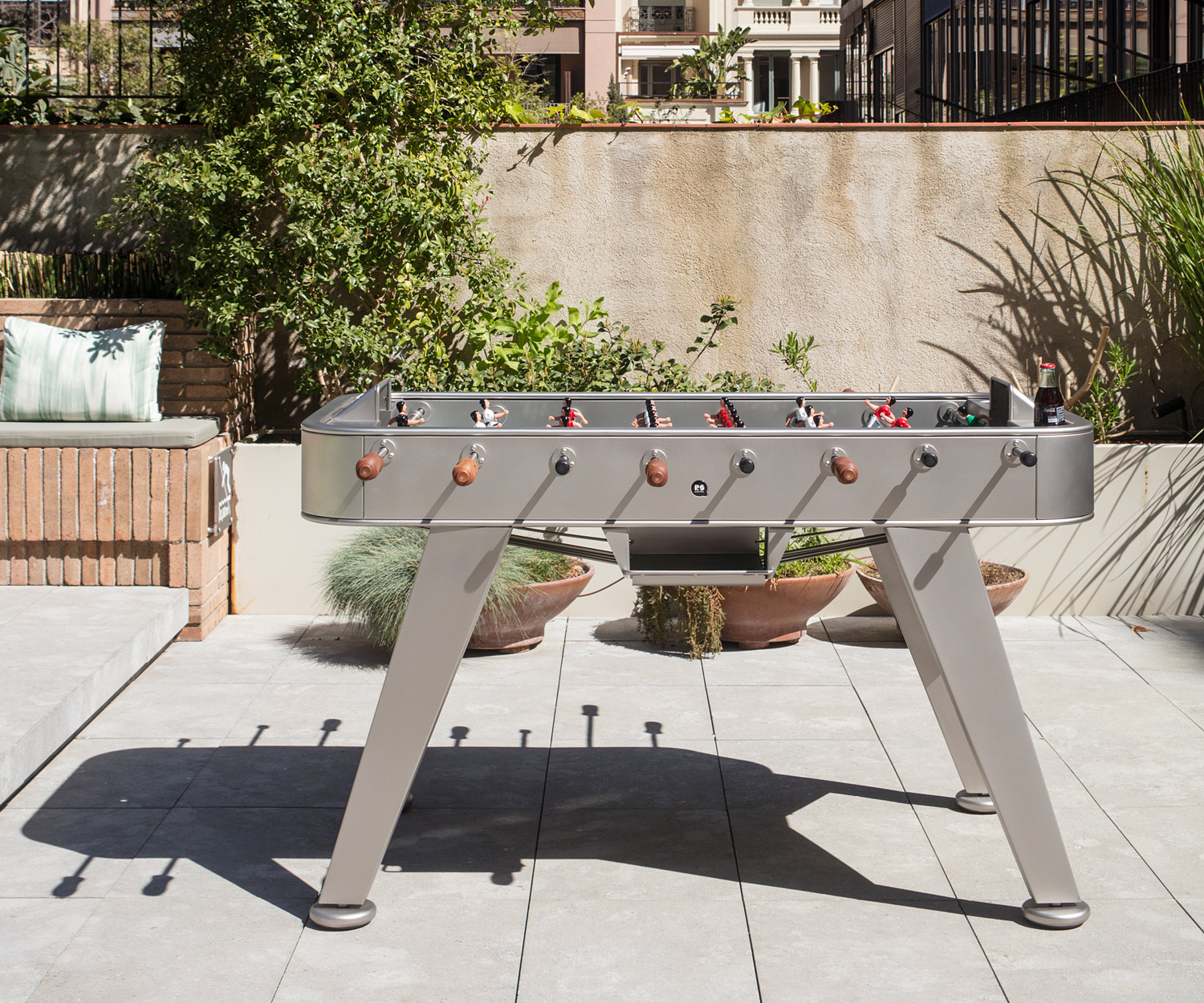 Baby-foot argenté RS Barcelona sur la terrasse Baby-foot argenté RS Barcelona sur la terrasse