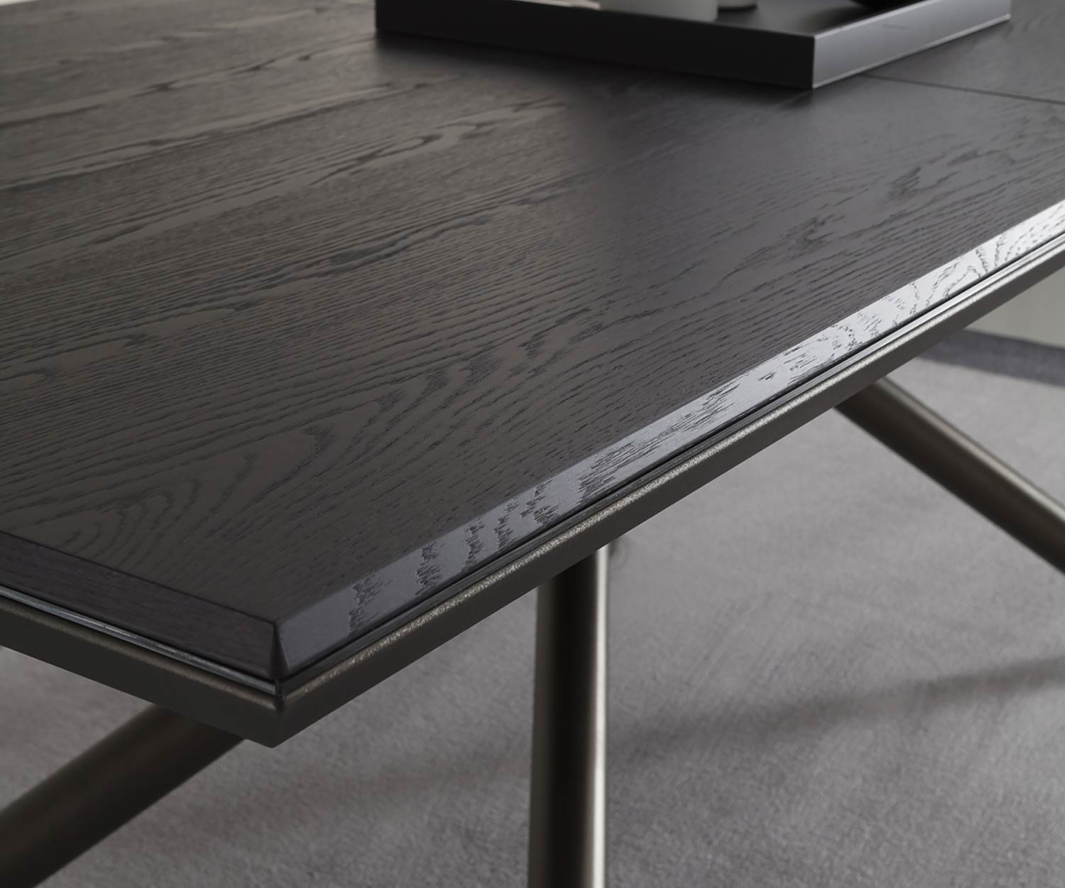 Table de salle à manger design détail bord coin avec placage chêne carbone noir Table de salle à manger design détail bord coin avec placage chêne carbone noir