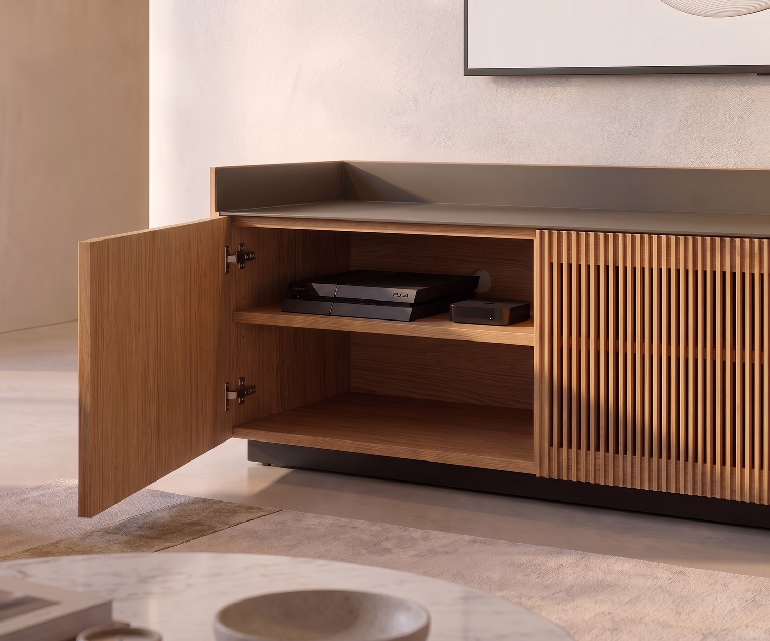 Meuble TV Lowboard Punt Stockholm en chêne et aluminium Meuble TV Lowboard Punt Stockholm en chêne avec porte ouverte et rangement pour consoles dans un salon moderne.