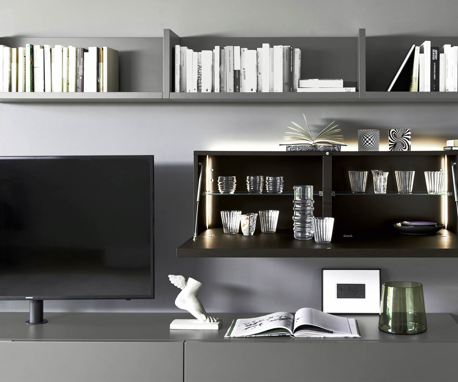 Moderne Livitalia Meuble-paroi design C60 avec armoire suspendue ouverte en chêne plaqué Moderne Livitalia Meuble-paroi design C60 avec armoire suspendue ouverte en chêne plaqué