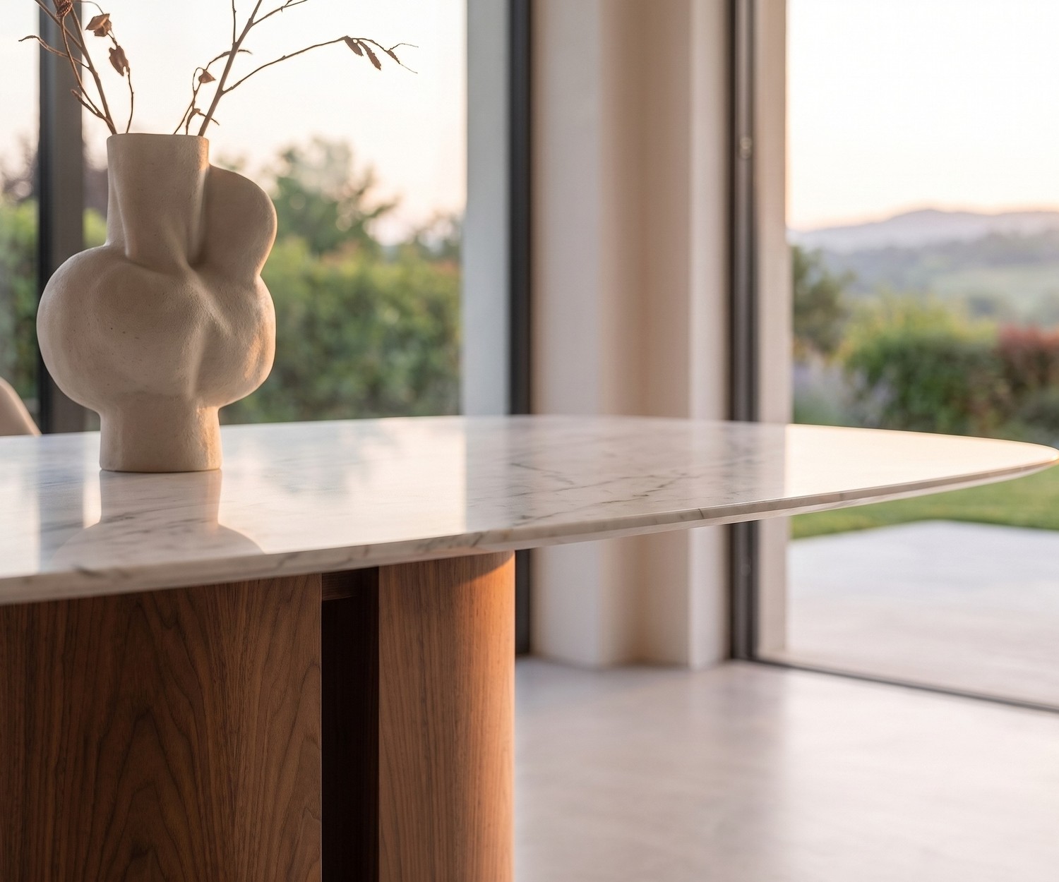 Table de repas al2 el-it c 001 dans une salle à manger moderne avec plateau aspect marbre blanc, pied en bois et vase.