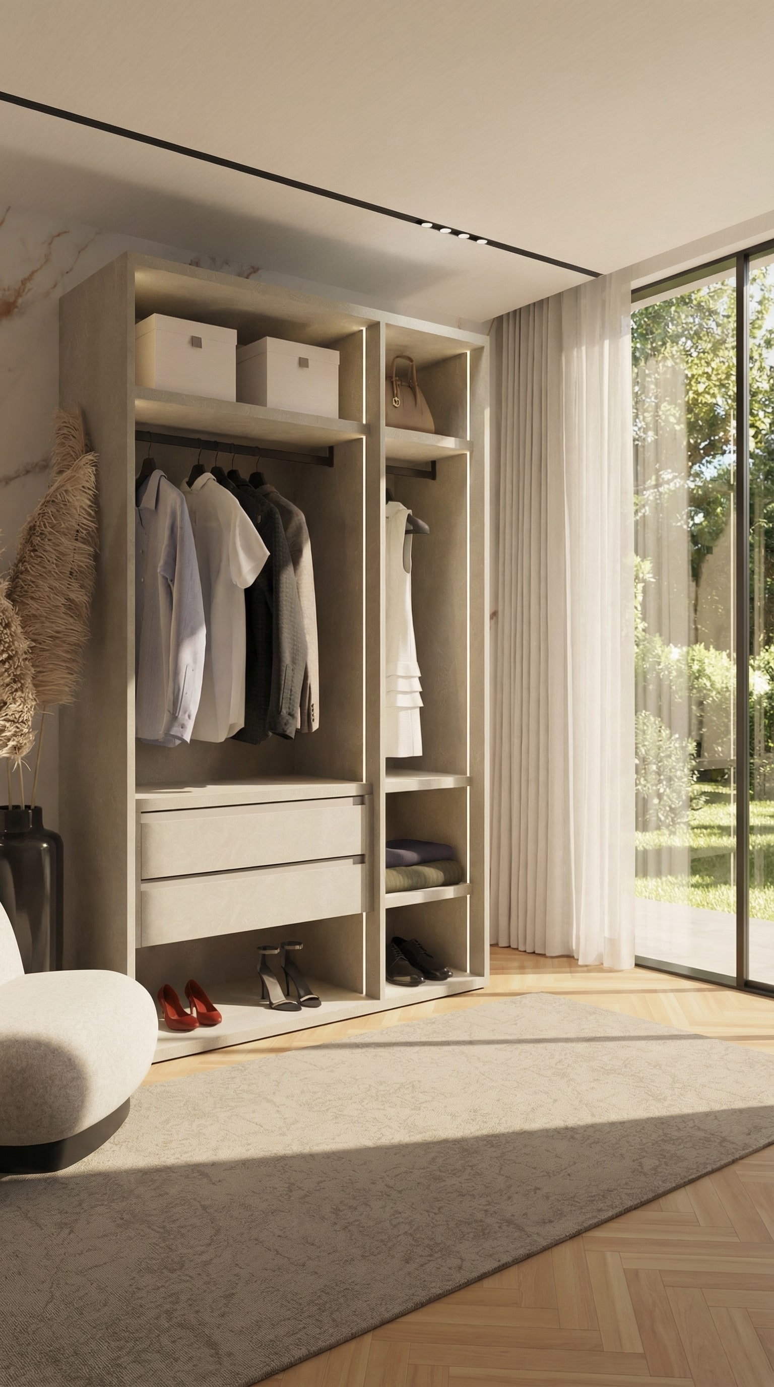 Une armoire ouverte sans portes dans un coin de pi&egrave;ce, qui agrandit visuellement l'espace.