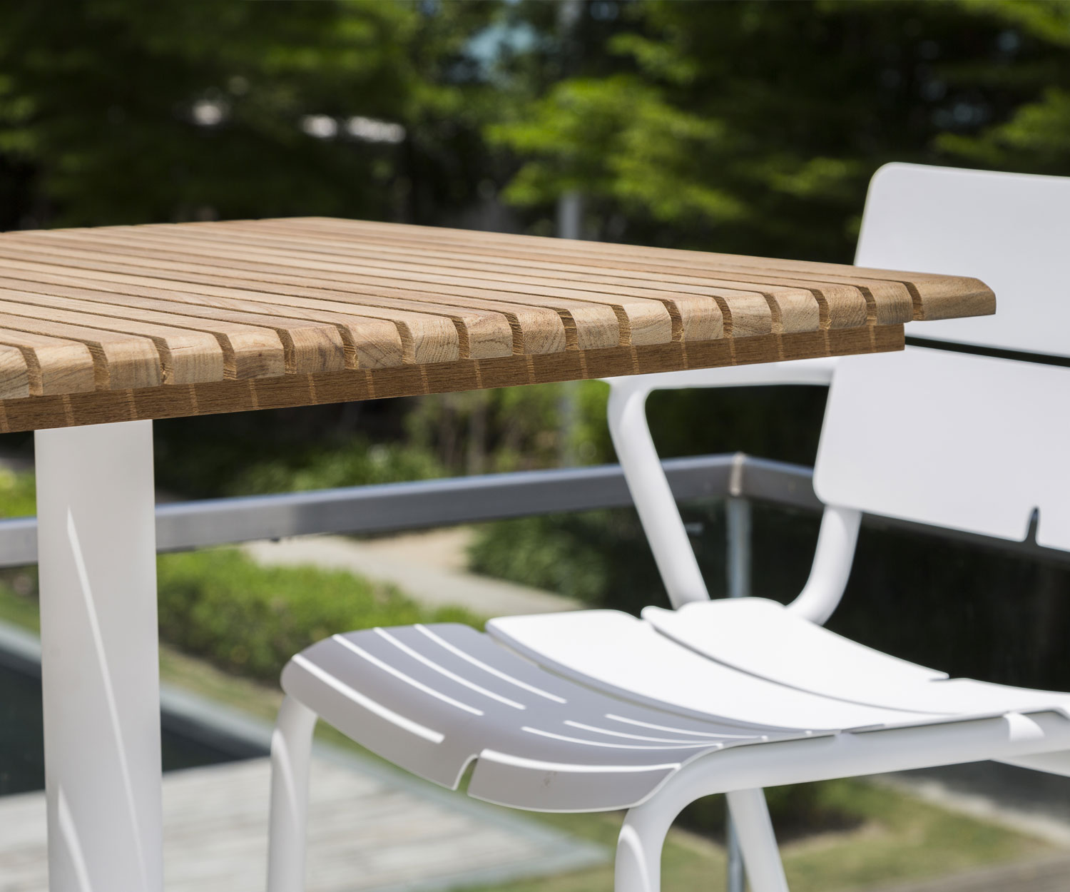 Oasiq Ceru Aluminium Table à manger L 70 cm blanc teck Oasiq Ceru Aluminium Table à manger L 70 cm blanc teck