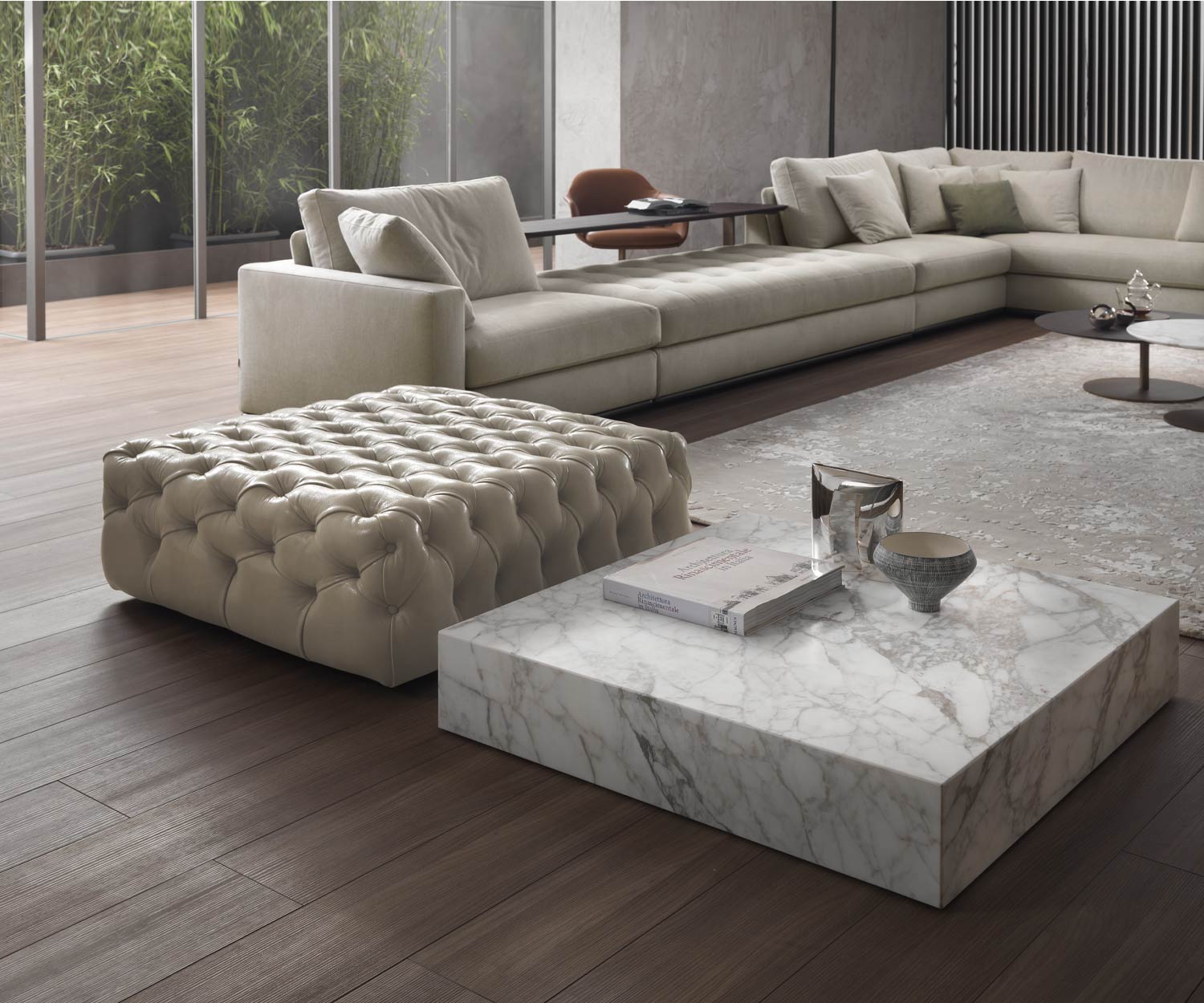 Tabouret carré Matisse de Marelli en blanc avec table basse devant le canapé L Tabouret carré Matisse de Marelli en blanc avec table basse devant le canapé L