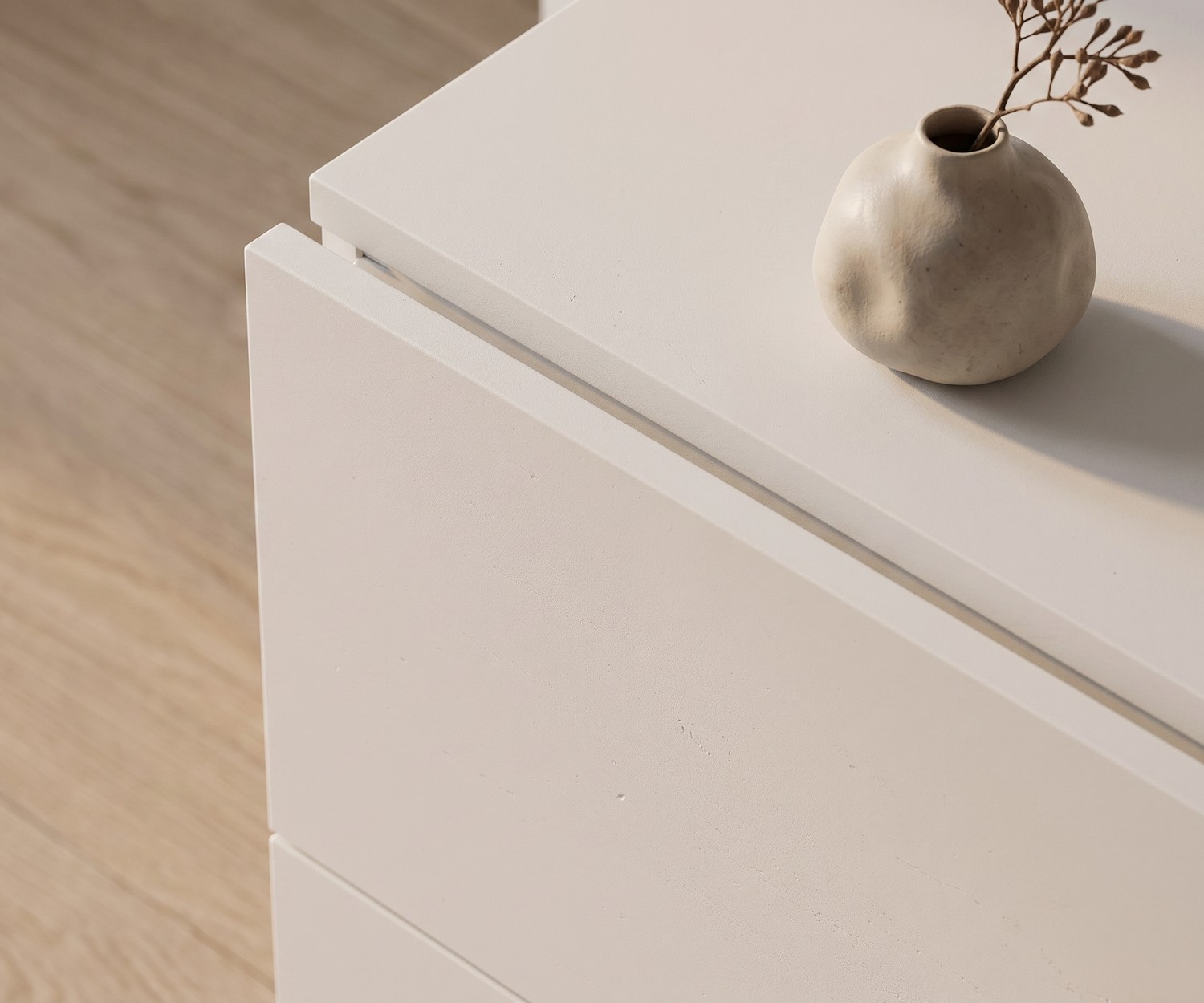 Commode Suspendue Novamobili Easy à 4 Tiroirs Commode suspendue dans la chambre : Commode murale blanche Novamobili Easy à 4 tiroirs dans un intérieur minimaliste.