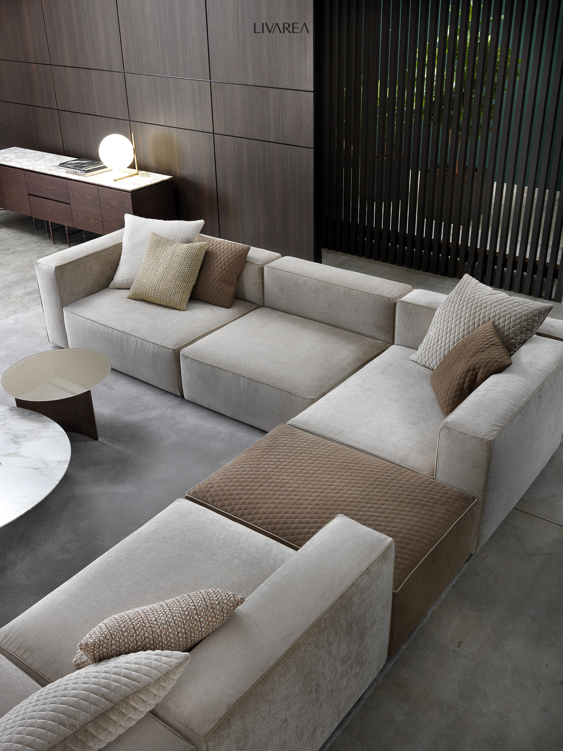 Confortable canapé d'angle grand avec buffet design et table basse Confortable canapé d'angle grand avec buffet design et table basse
