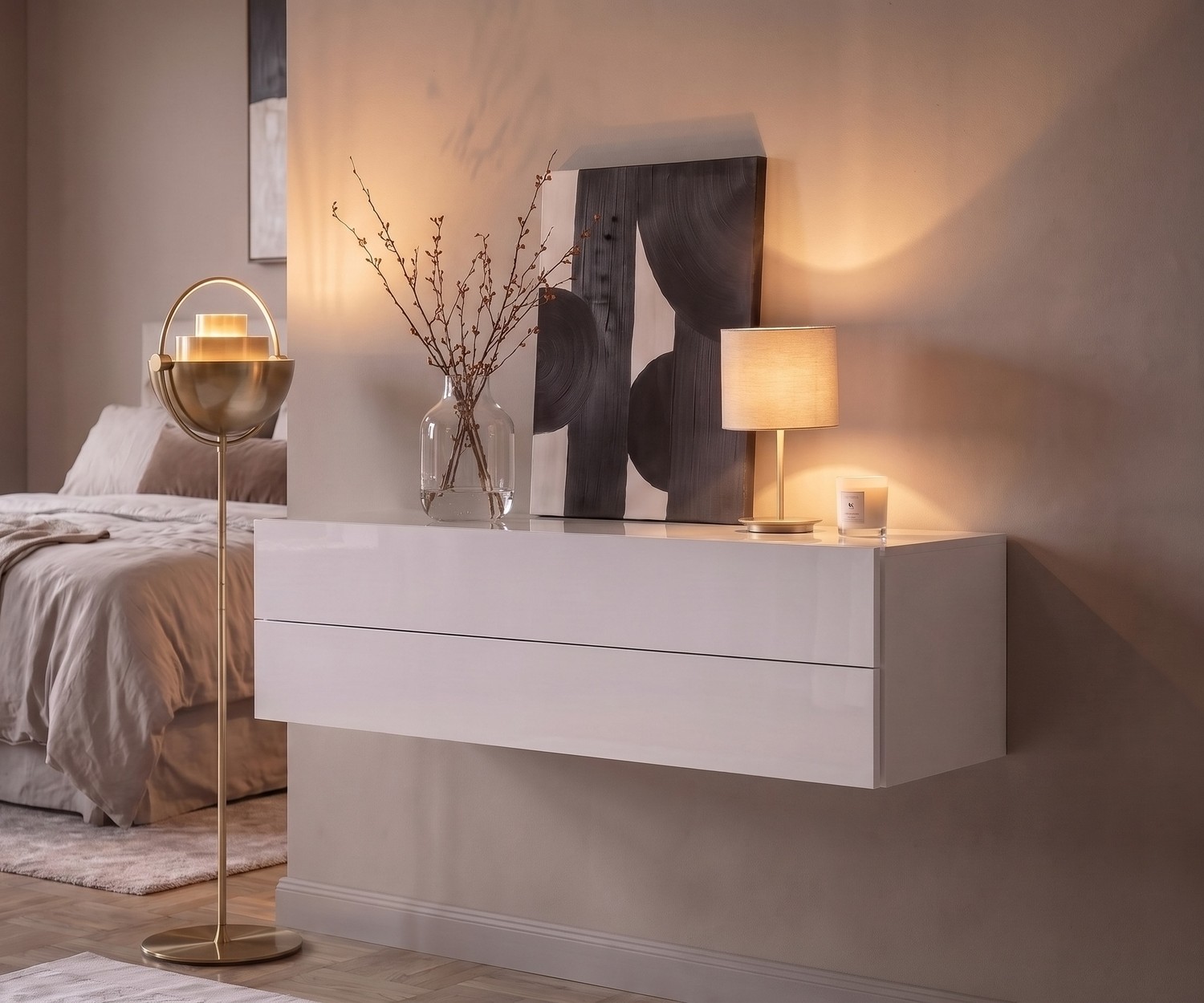Commode suspendue design Novamobili Easy en blanc Commode suspendue Novamobili Easy pour la chambre. Buffet mural blanc avec tiroirs pour un aménagement moderne et cosy.