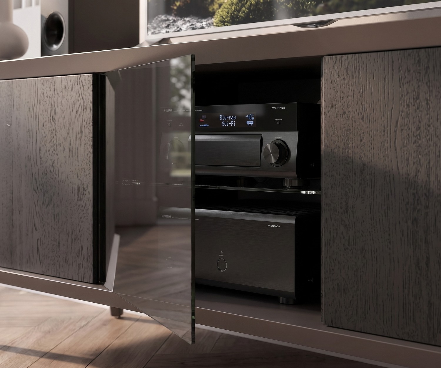 Meuble TV lowboard Ozzio Brera pour le salon. Meuble télé élégant en noyer avec porte central en verre fumé design.