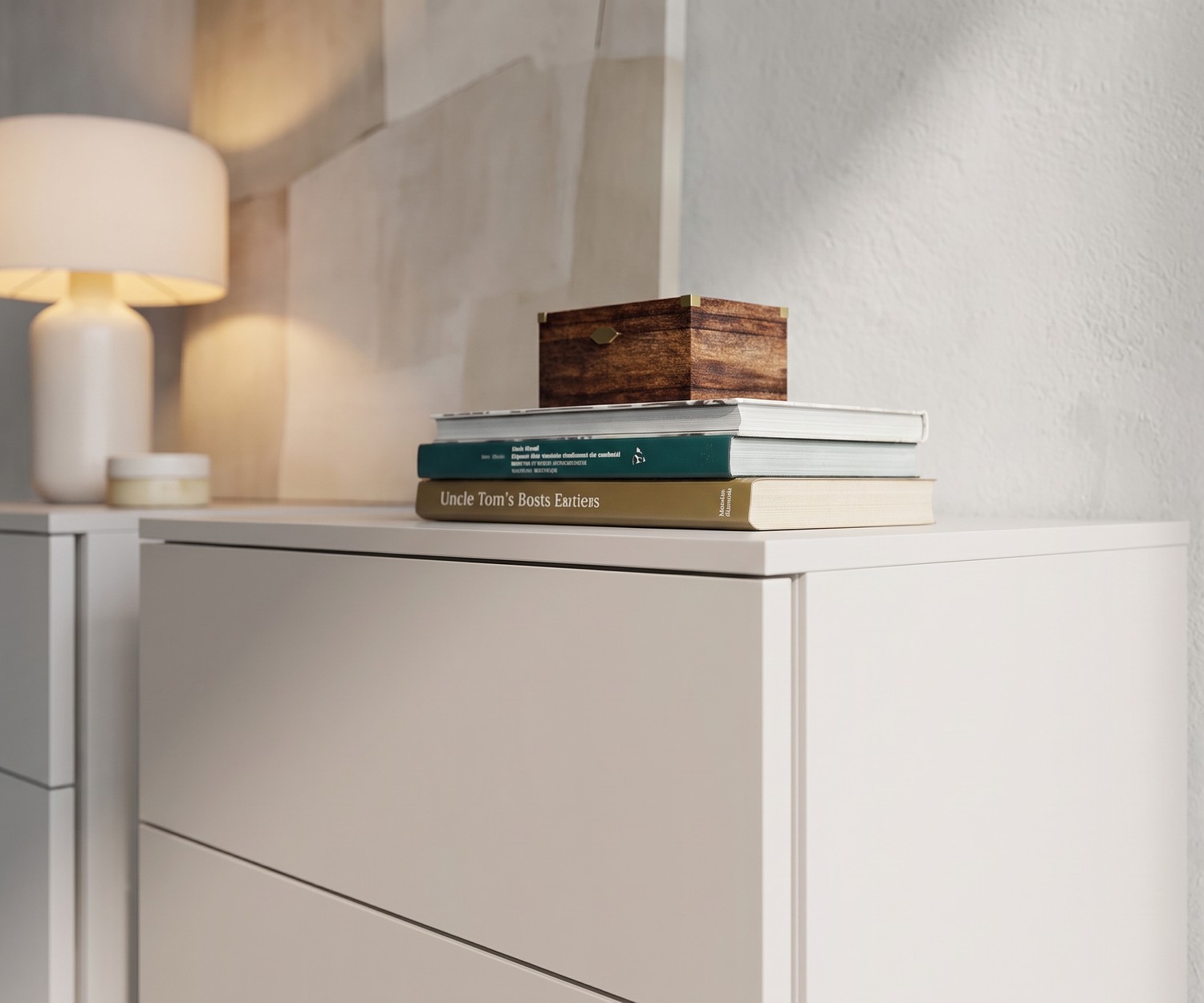 Chiffonnier haut minimaliste Livitalia Atena Chiffonnier haut Atena par Livitalia pour la chambre, commodes minimalistes à 6 tiroirs en blanc et beige, style moderne.