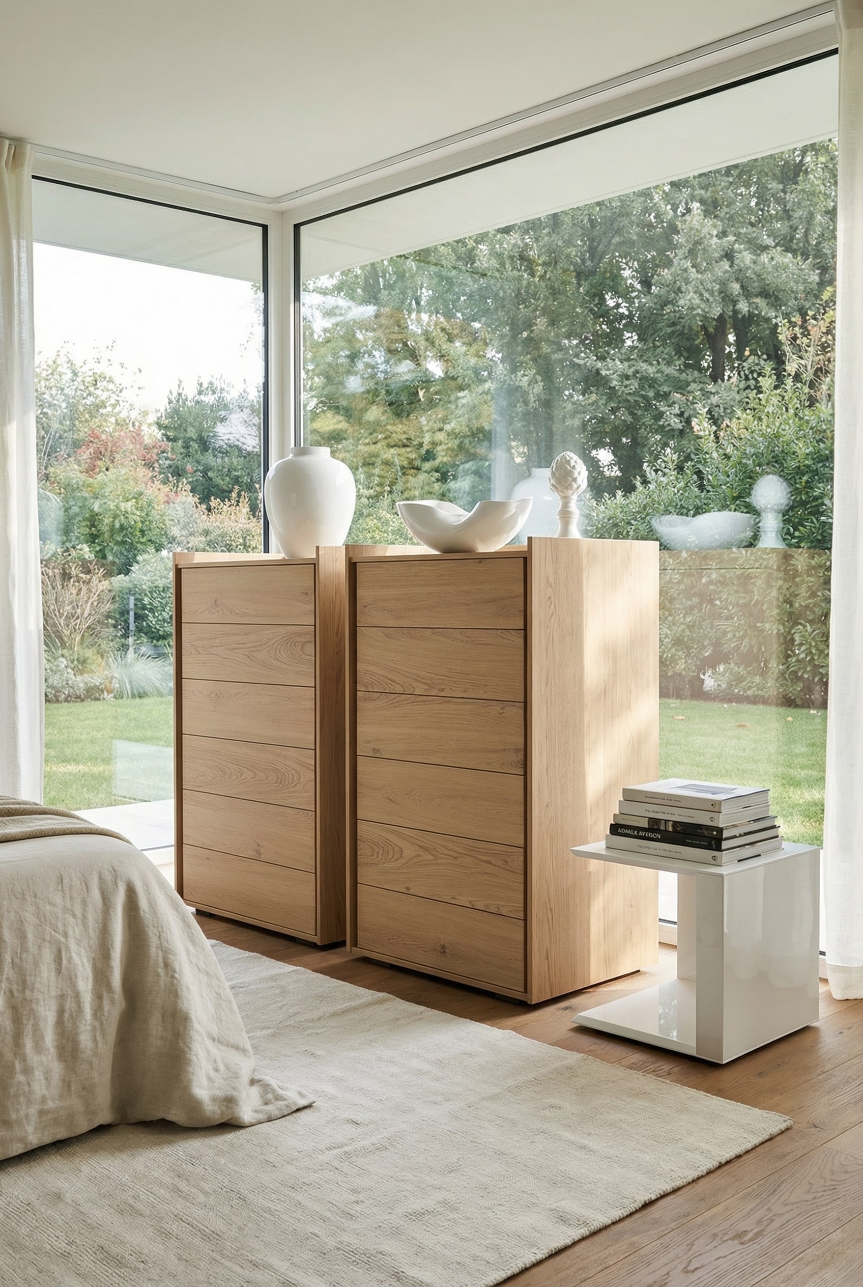 Commode haute avec un mélange de matériaux de surfaces en bois brillantes et mates dans une pièce confortable. Commode haute avec un mélange de matériaux de surfaces en bois brillantes et mates dans une pièce confortable.