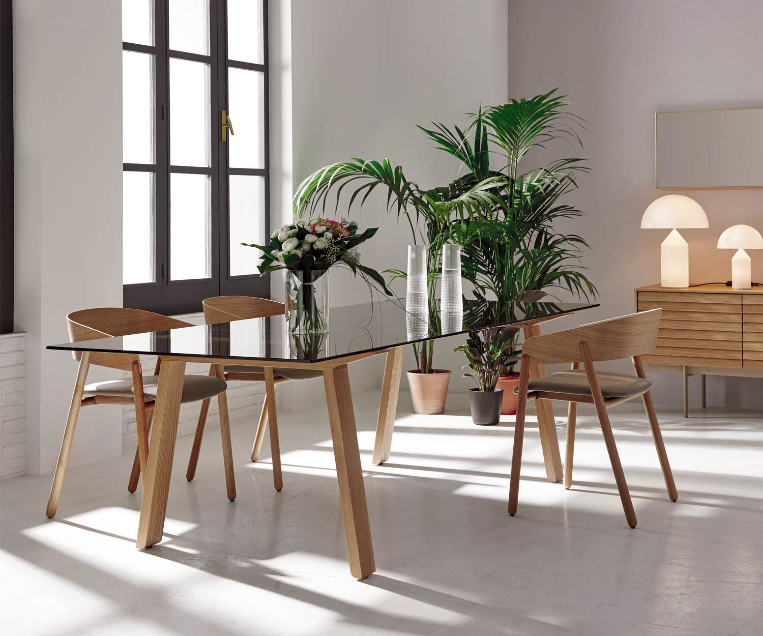 Chaise de salle à manger design en noyer massif Chaise de salle à manger design en noyer massif