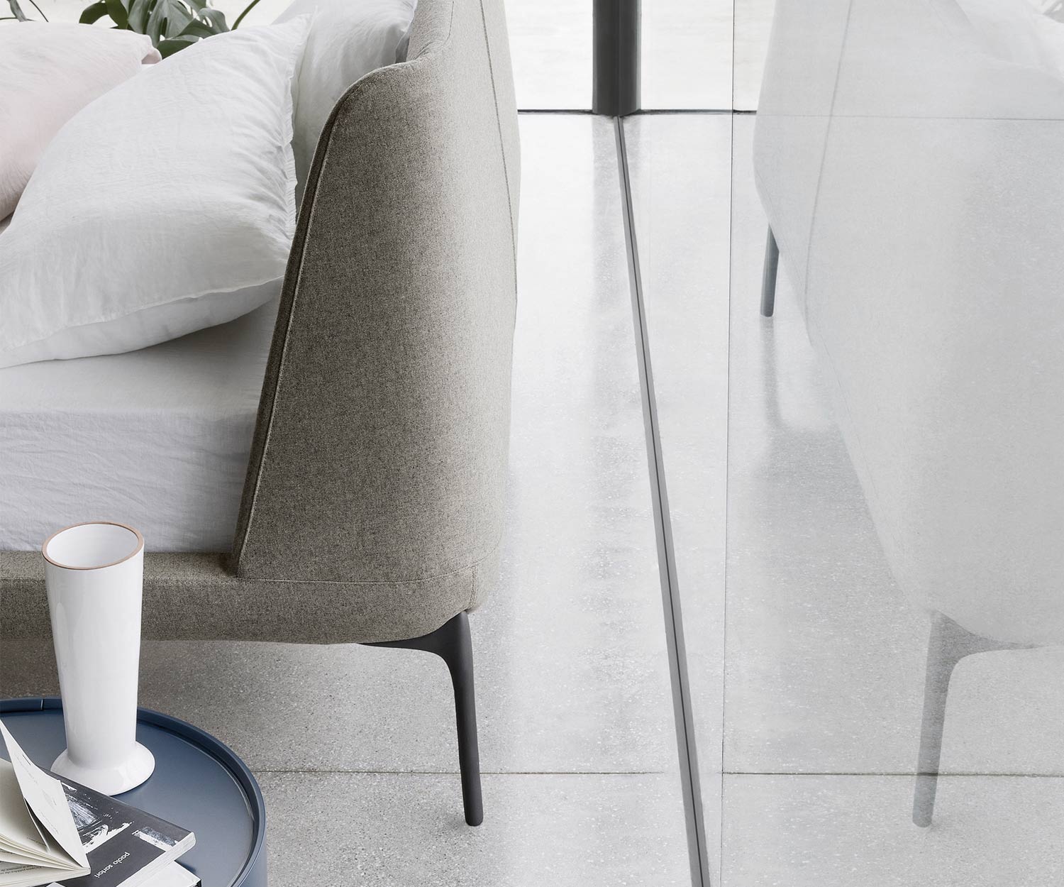 Vue arrière du lit Velvet avec vue sur la tête de lit et les pieds en métal bruni Vue arrière du lit Velvet avec vue sur la tête de lit et les pieds en métal bruni