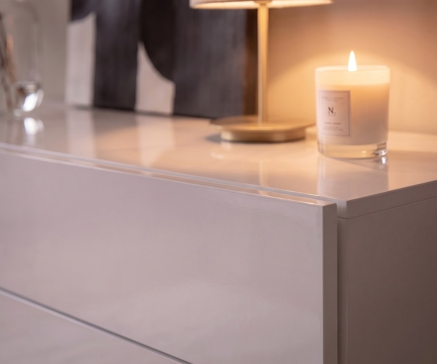 Commode suspendue blanche brillante Novamobili Easy Commode suspendue Novamobili Easy pour la chambre. Commode moderne blanche laquée brillante sans poignée avec déco.