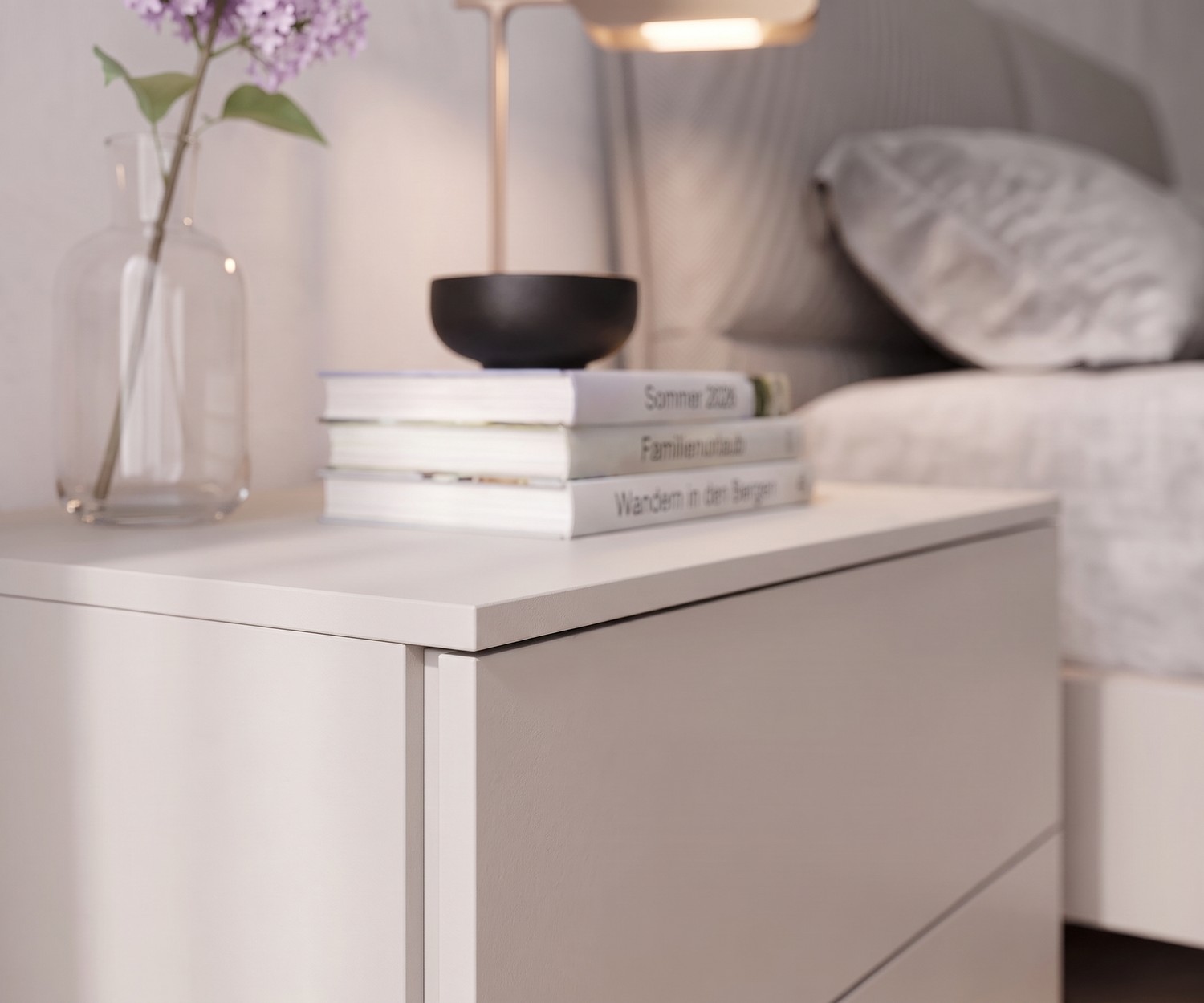 Table de chevet moderne Atena en beige Table de chevet Atena de Livitalia pour la chambre, table de nuit moderne en beige mat avec tiroirs, style minimaliste.
